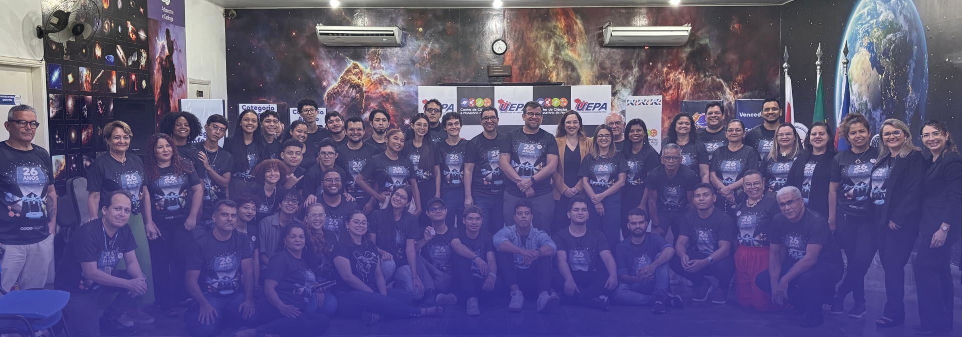 Na imagem estão presentes gestores, servidores e estagiários do Centro de Ciências e Planetário do Pará, organizados em várias fileiras — alguns em pé, outros sentados ou agachados à frente — formando um retrato coletivo da equipe, registrado na celebração de 26 anos do CCPPA.