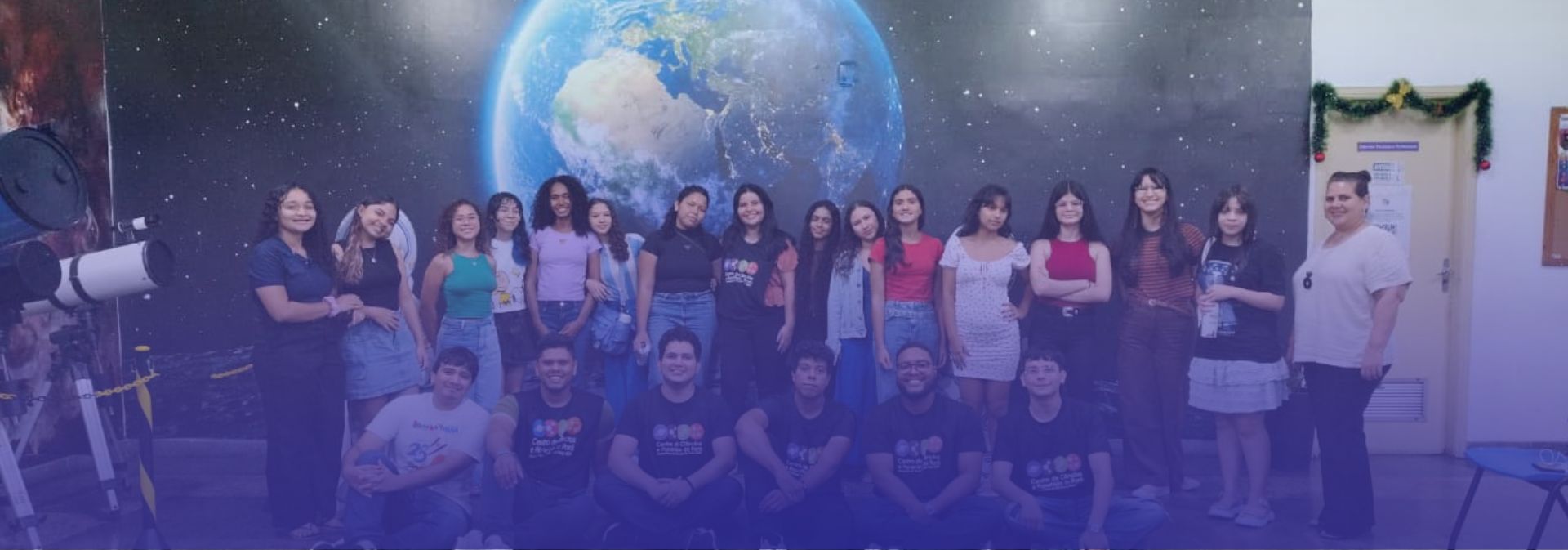A imagem mostra um grupo de monitores do Planetário e integrantes do projeto Astrociência, em 2025, após uma das atividades ofertadas. 