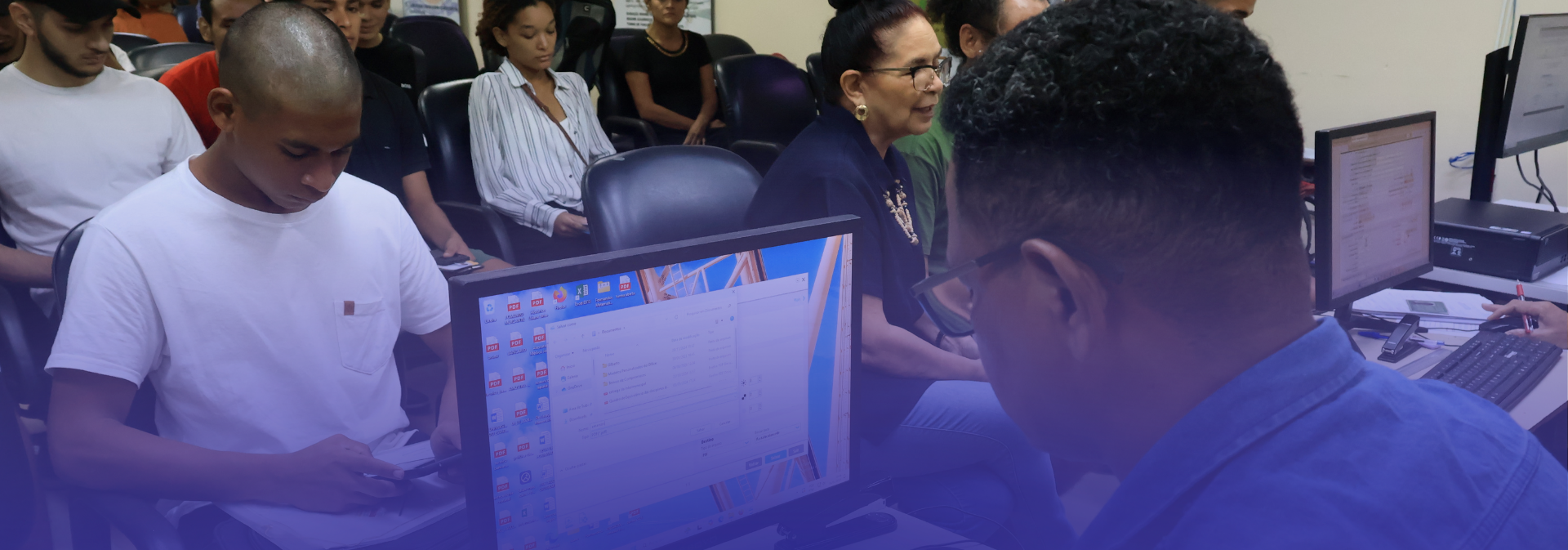 A imagem mostra um ambiente interno da Universidade do Estado do Pará, com estudantes reunidos em uma sala durante um atendimento administrativo.