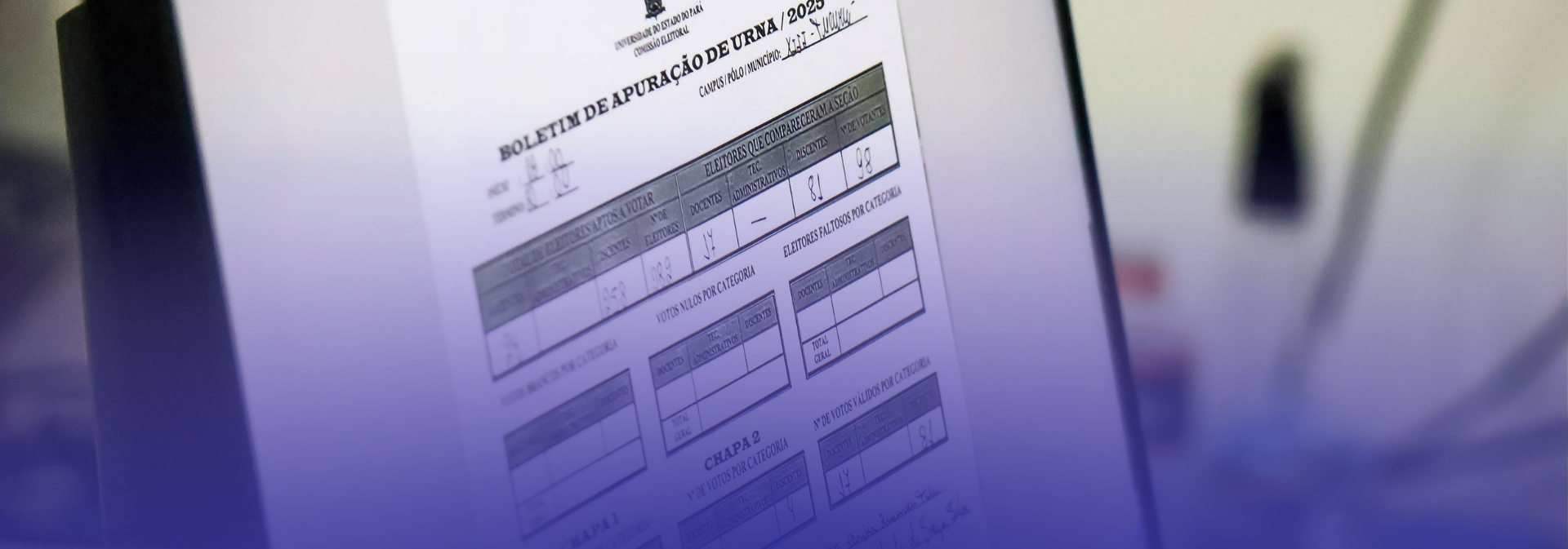 A imagem mostra o close-up de um documento intitulado “Boletim de Apuração de Urna” da Universidade do Estado do Pará (Uepa), exibindo tabelas com dados de votação e participação de eleitores por categoria.