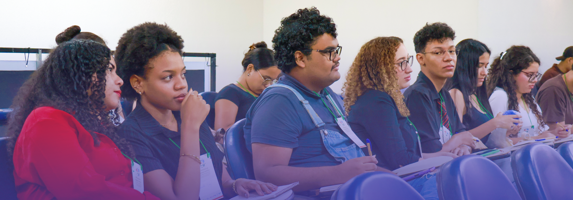 Estudantes acompanham atentamente atividade da programação do Seminário de Integração Científica da Uepa, em sala de aula da universidade.