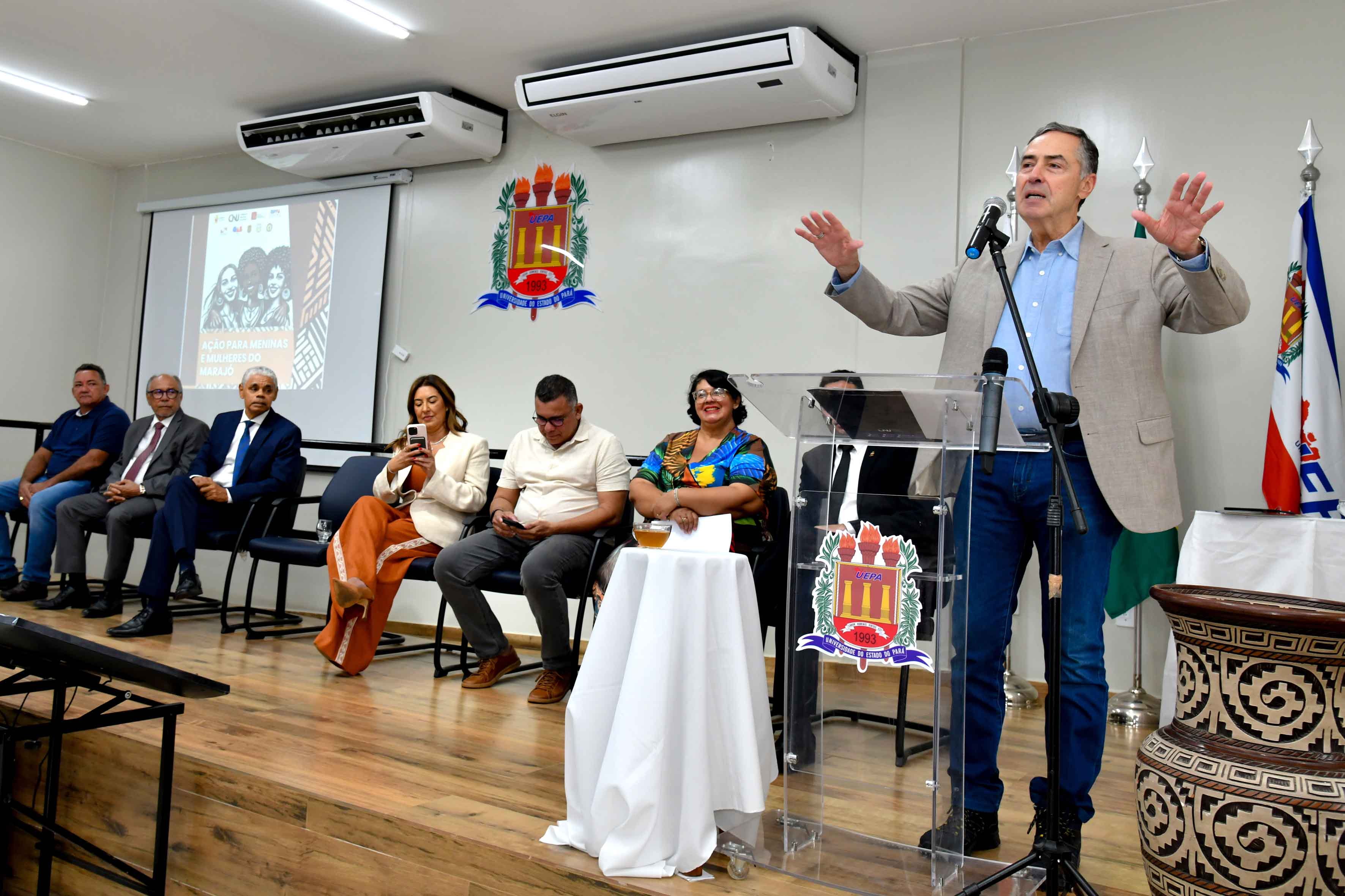 A cidade de Salvaterra, na Ilha do Marajó, sediou a abertura da 5ª etapa da itinerância da iniciativa Ação para Meninas e Mulheres do Marajó, coordenada pelo Conselho Nacional de Justiça (CNJ) em parceria com o Tribunal de Justiça do Estado do Pará (TJPA) e instituições locais. A programação ocorreu nas instalações da Universidade do Estado do Pará (Uepa), Campus de Salvaterra. Na foto, o ministro Luís Roberto Barroso, presidente do Supremo Tribunal Federal (STF). Foto: Érika Miranda/Ascom TJ-PA.