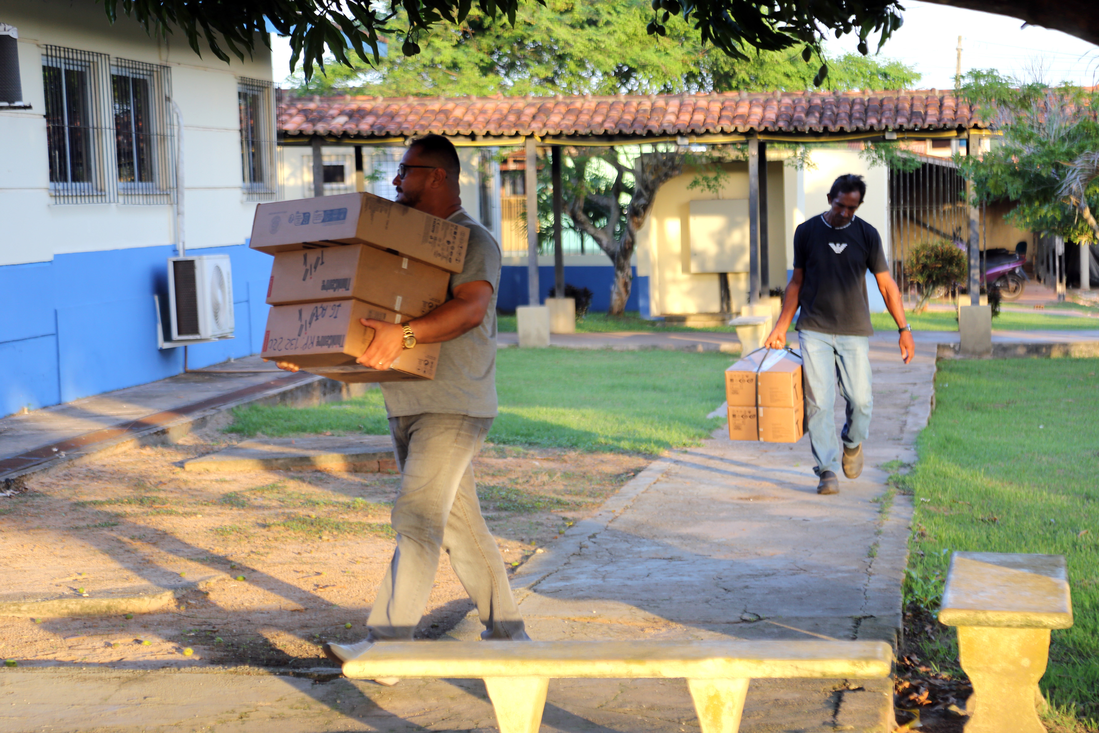 A Vice-reitora Ilma Pastana e o Pró-reitor Carlos Capela entregam equipamentos no Campus X de Igarapé-açu. Fotos: Sidney Oliveira.