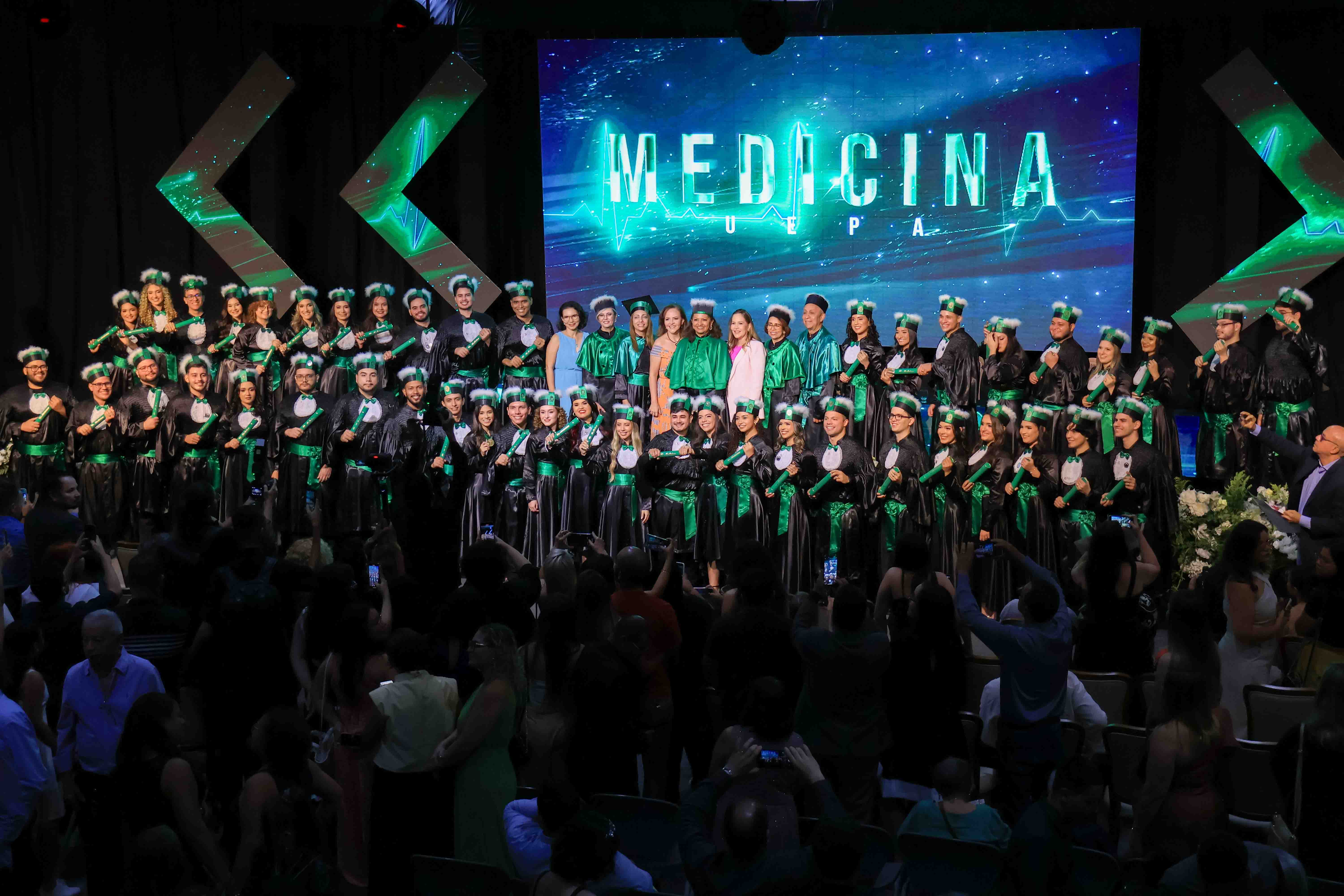 Durante a cerimônia de formatura dos alunos do curso de Medicina, a aluna Lívia Guerreiro de Barros Bentes recebeu a Medalha Prof. Dr. João Maradei, como prêmio por seu desempenho acadêmico.