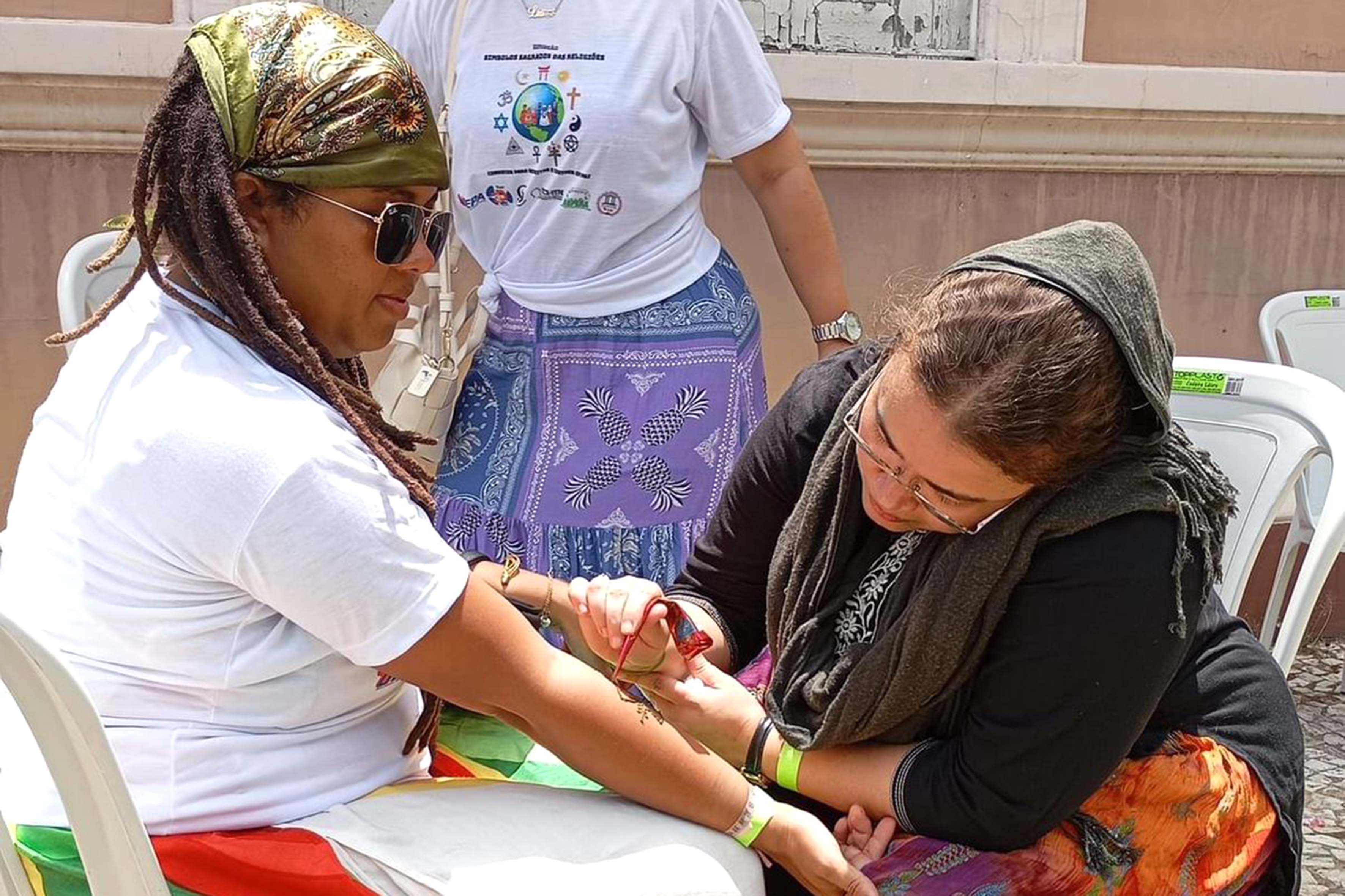 Com o intuito de apresentar símbolos de diferentes religiões, fazer perceber a riqueza da diversidade e apontar para o respeito às diferentes crenças e acenar para o compromisso de todos para erradicarmos a intolerância religiosa presente em nossa sociedade, o Curso de Licenciatura em Ciências da Religião – UEPA, promoveu no dia 20 de outubro, na Praça da República, a Exposição “Símbolos sagrados das Religiões – conhecer para respeitar e conviver em paz”.