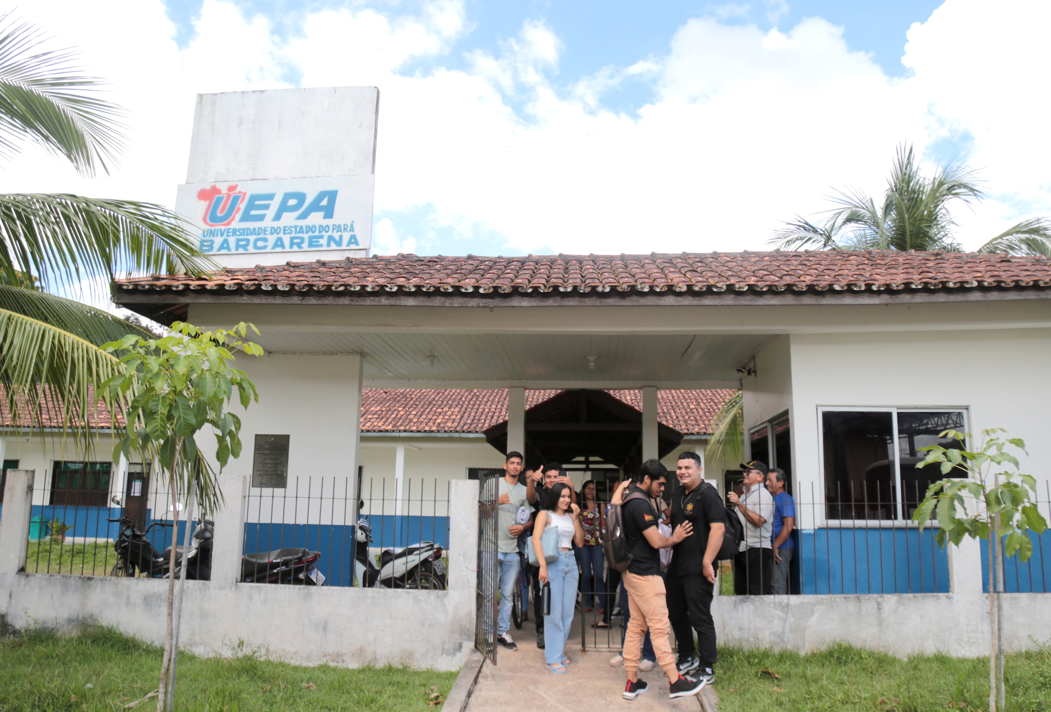 O Reitor da Uepa, Clay Chagas, entrega equipamentos no Campus XVI de Barcarena. Fotos: Sidney Oliveira/Ascom Uepa.