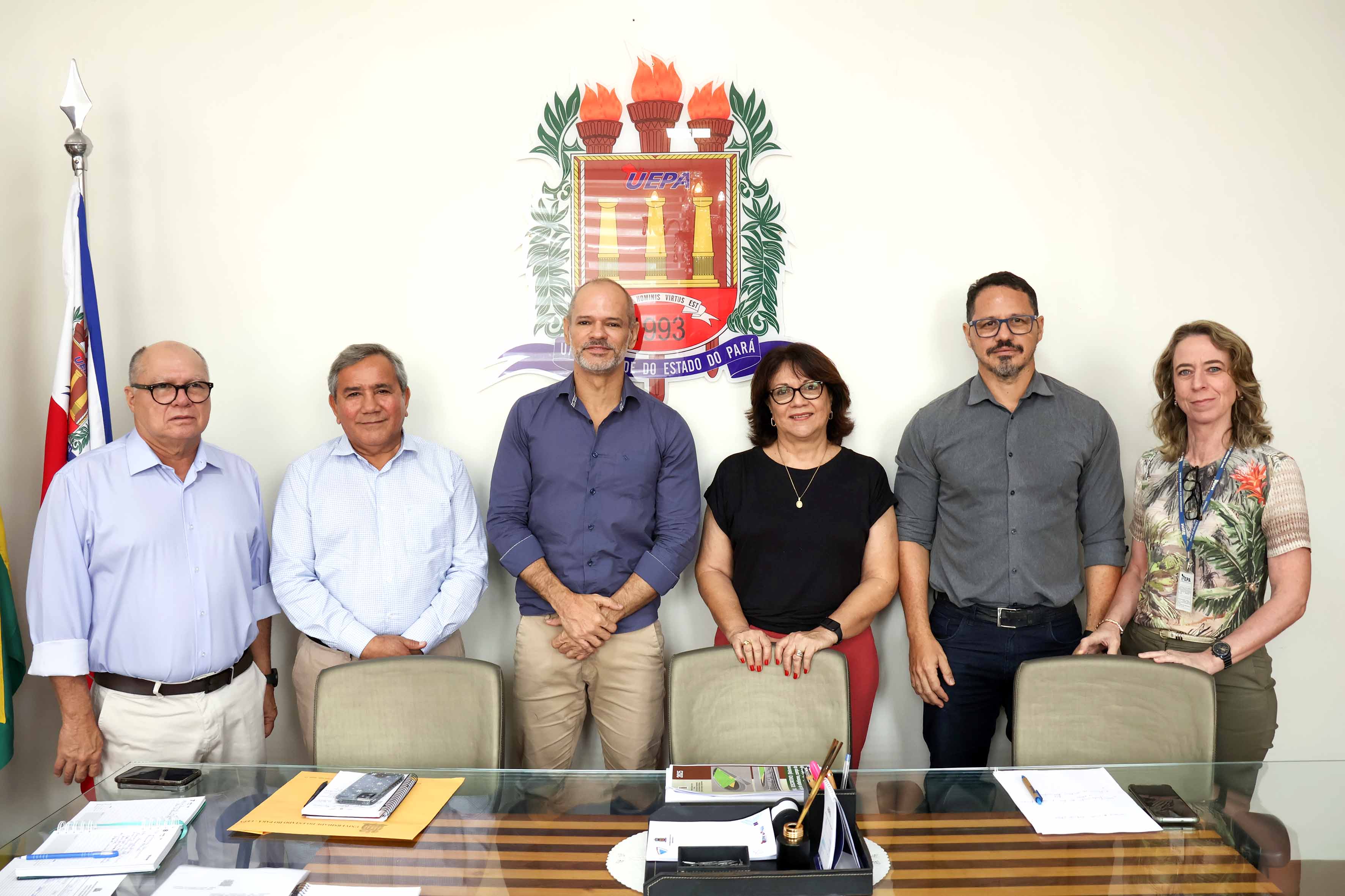 Na foto: Gerente de segurança patrimonial da Alubar, Hermann Ribeiro, Diretor de Assuntos Corporativos do Grupo Alubar, Otávio Ribeiro, reitor em exercício, Carlos Capela, Pró-Reitora de Gestão e Planejamento em exercício, Maria Elisabete barata Moreira, Coordenador de Arquitetura e Engenharia-CAE, Mauro do Carmo Bevilaqua e a Engenheira Ana Cristina Honer Silveira. Foto: Sidney Oliveira/Ascom Uepa.