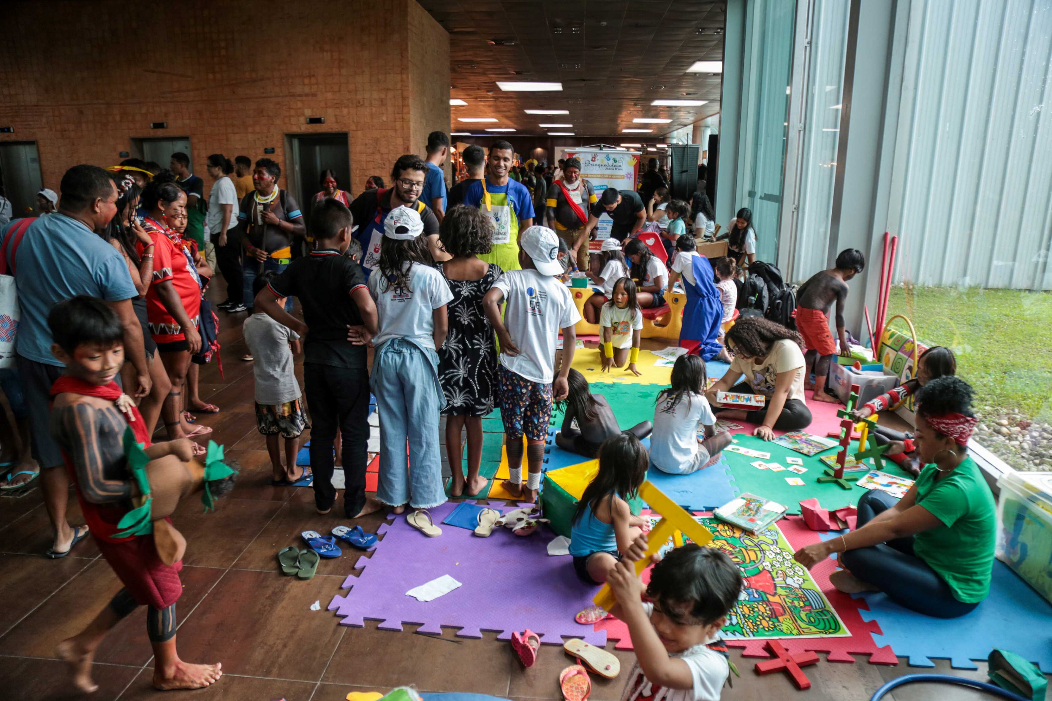 A Uepa promoveu brincadeiras no dia 19 de abril, no Hangar, em alusão ao Dia dos Povos Indígenas. Foto: Sidney Oliveira/Ascom Uepa.