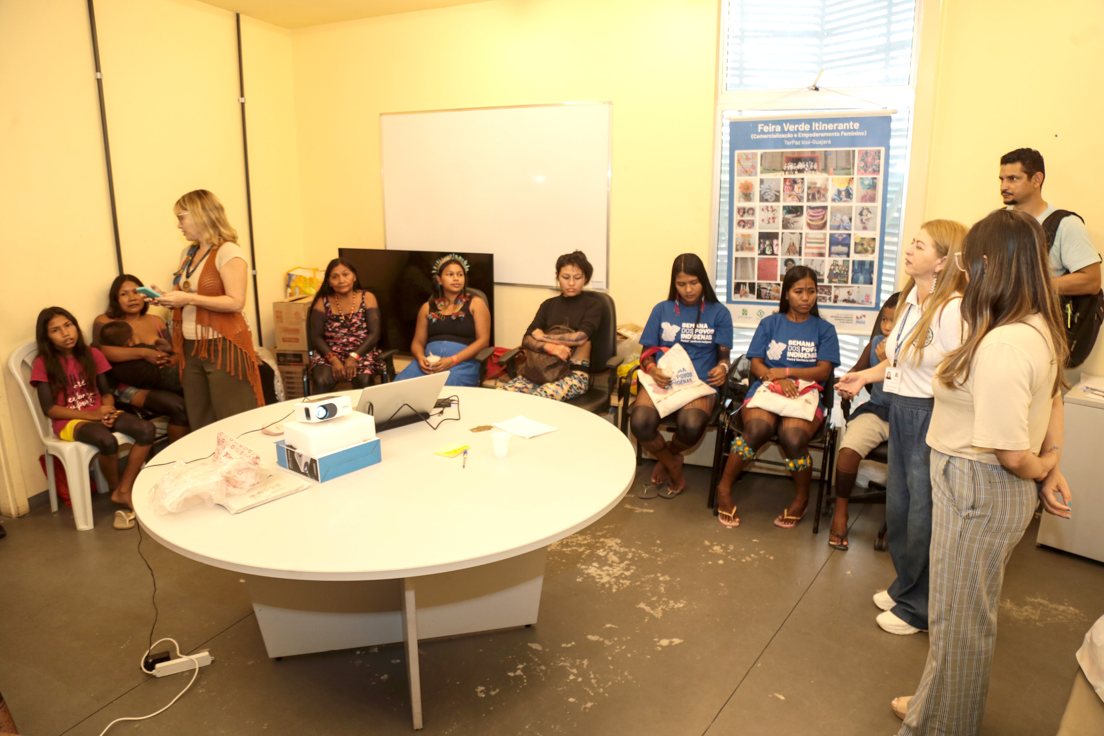 A Uepa realizou uma oficina de empreendedorismo para mulheres indígenas, no sábado (20), na Usina da Paz do Icuí - Guajará, em Ananindeua.  O evento foi alusivo à Semana dos Povos Indígenas. Foto: Sidney Oliveira/Ascom Uepa.