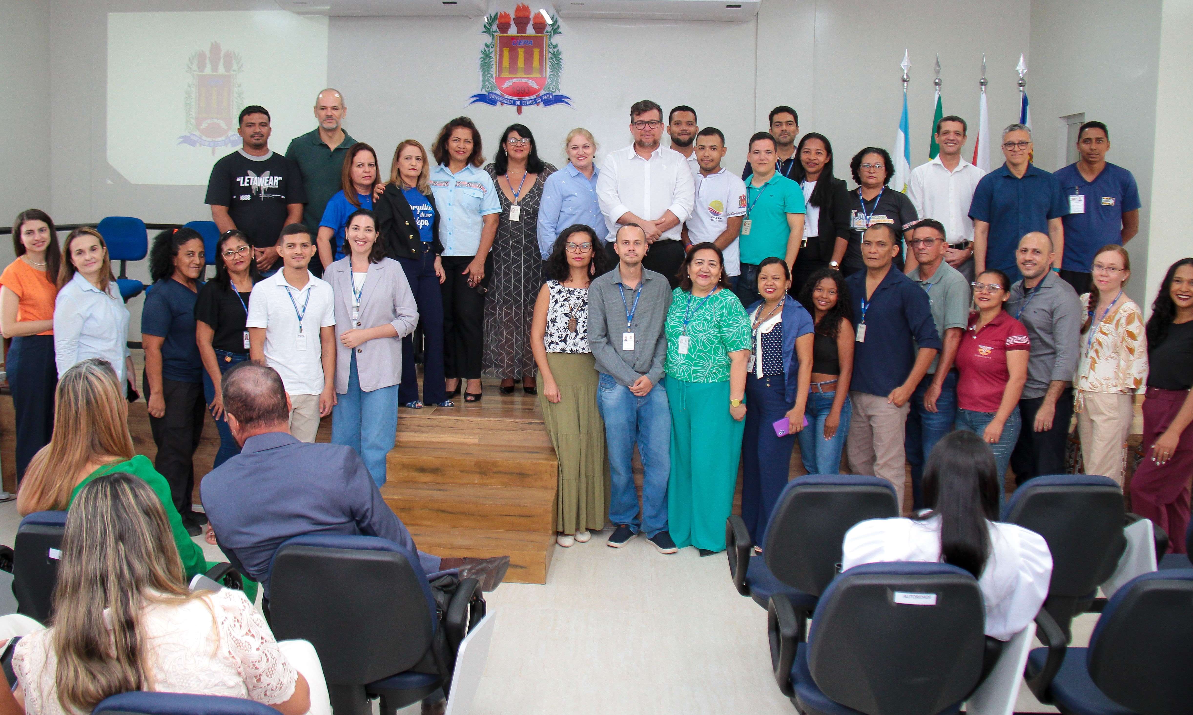 Governo do Estado entrega diplomas revalidados a médicos no Marajó. Foto: Marcelo Rodrigues/Ascom Uepa.