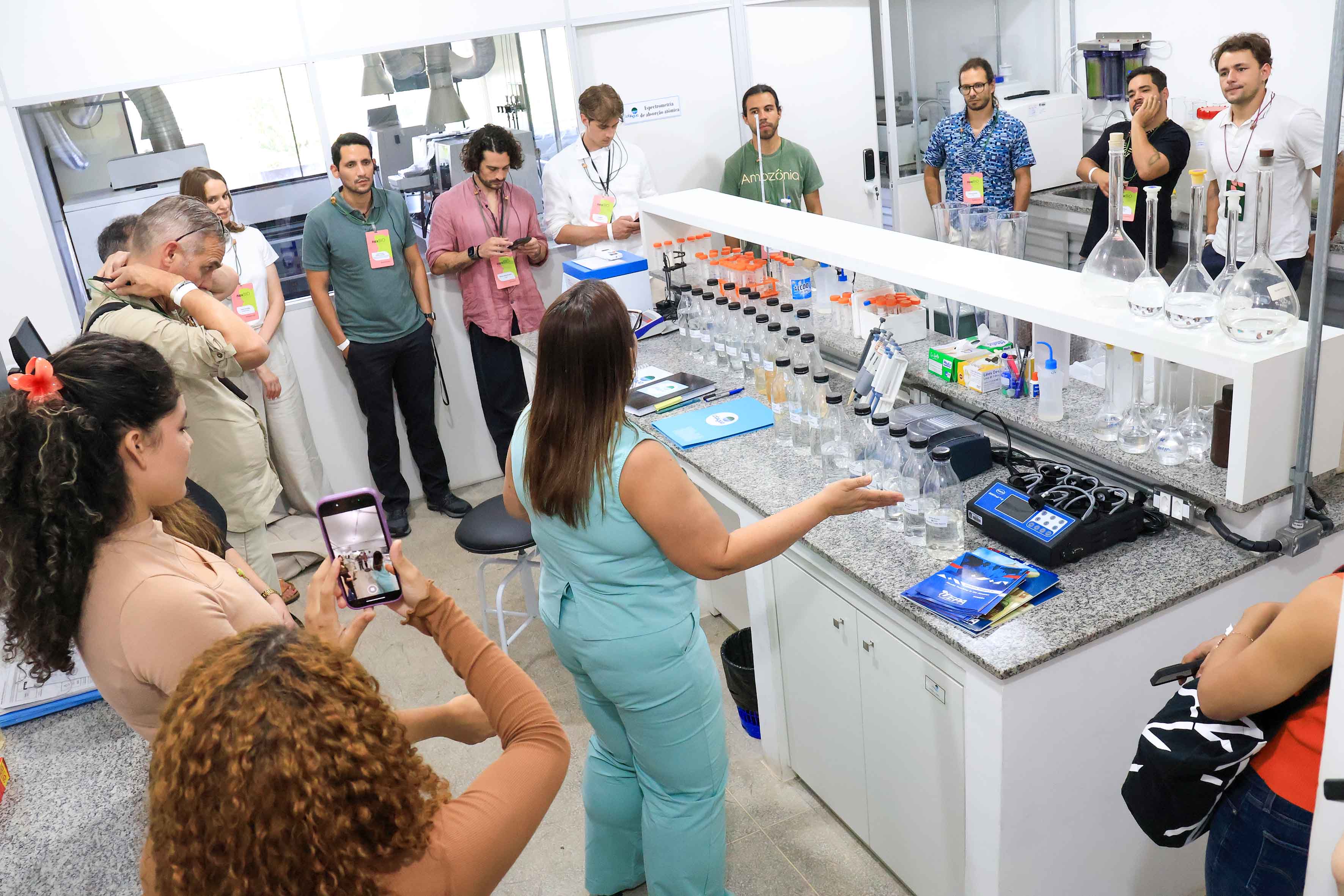 O Laboratório de Qualidade de Água da Amazônia (LabÁgua - Uepa), localizado no Parque Ciência Tecnologia, recebeu a visita da comitiva Swissnex Brazil, integrada por pesquisadores suiços e brasileiros, na tarde da quarta - feira, 23. Na foto, a coordenadora do LabÁgua, professora Hebe Morganne apresenta o laboratório. Foto: Sidney Oliveira/Ascom Uepa