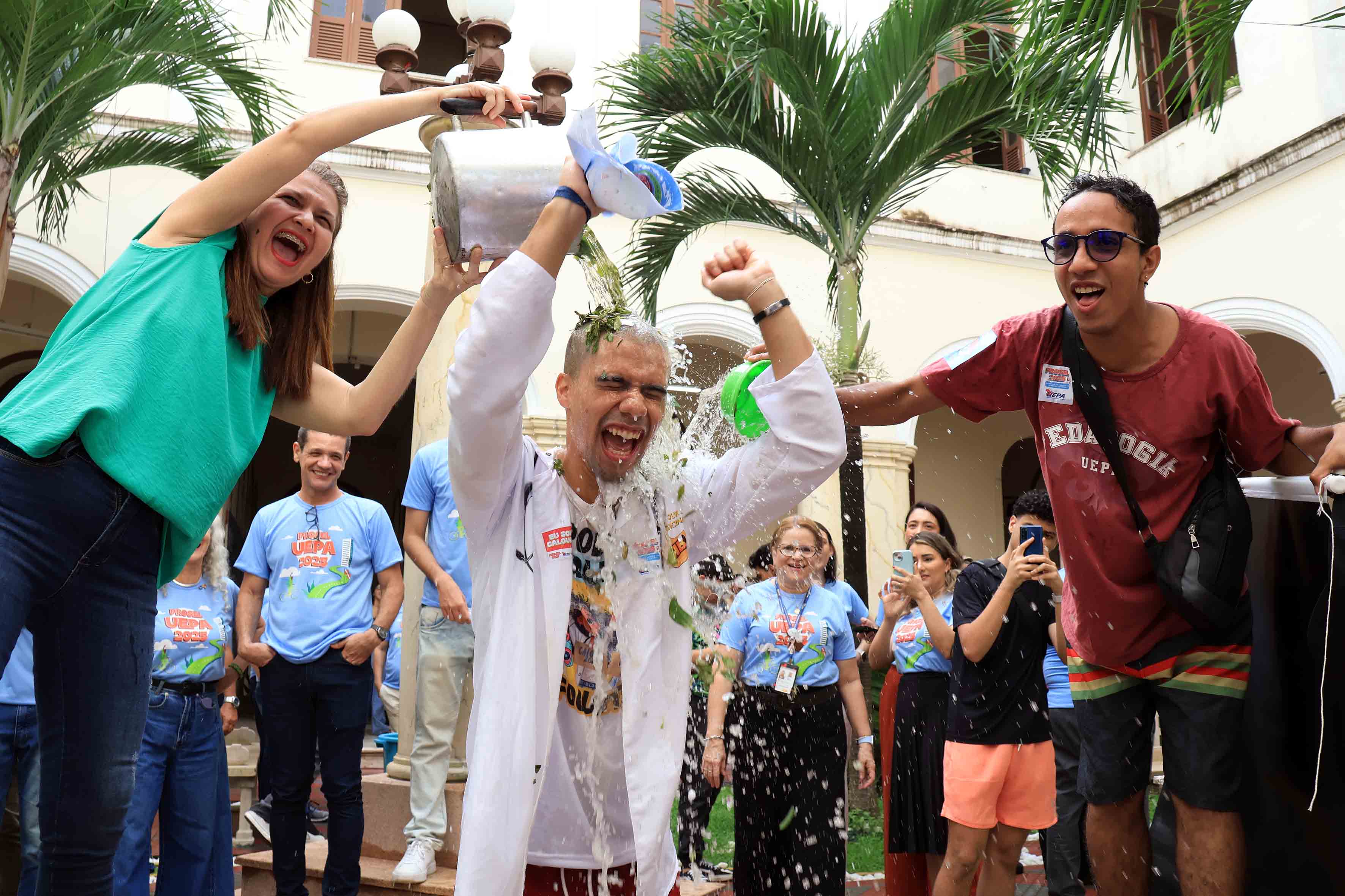 Calouro de medicina comemora no hall da reitoria da Uepa. Foto: Sidney Oliveira/Ascom Uepa.