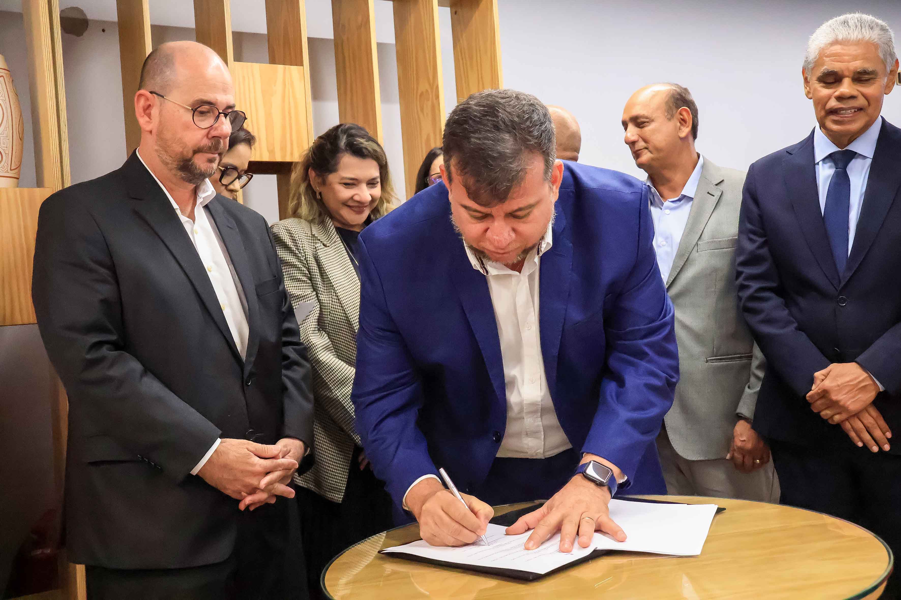 O magnífico reitor, Clay Anderson Nunes Clagas, assina o documentto confirmando a adesão ao Pacto pela Educação do Arquipélago do Marajó. Foto: Sidney Oliveira/Ascom Uepa.