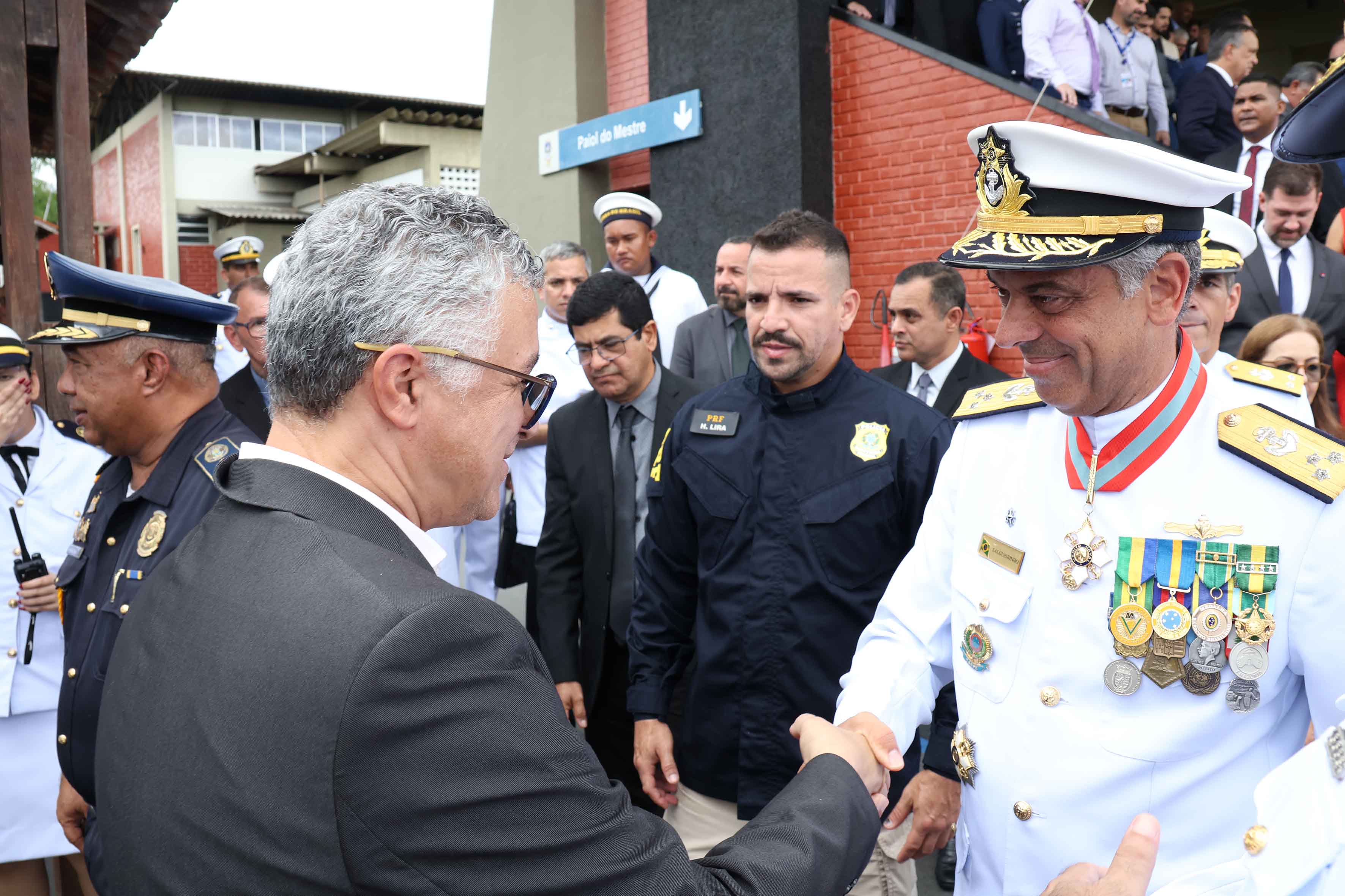O vice-reitor em exercício Jofre Jacob prestigiou a passagem de comando da Marinha do Brasil, na manhã desta quarta-feira, 9, no CIABA. Na foto o vice-reitor cumprimenta o ex-comandante vice-almirante Sergio Renato Berna Salgueirinho. Foto: Sidney Oliveira/Ascom Uepa.