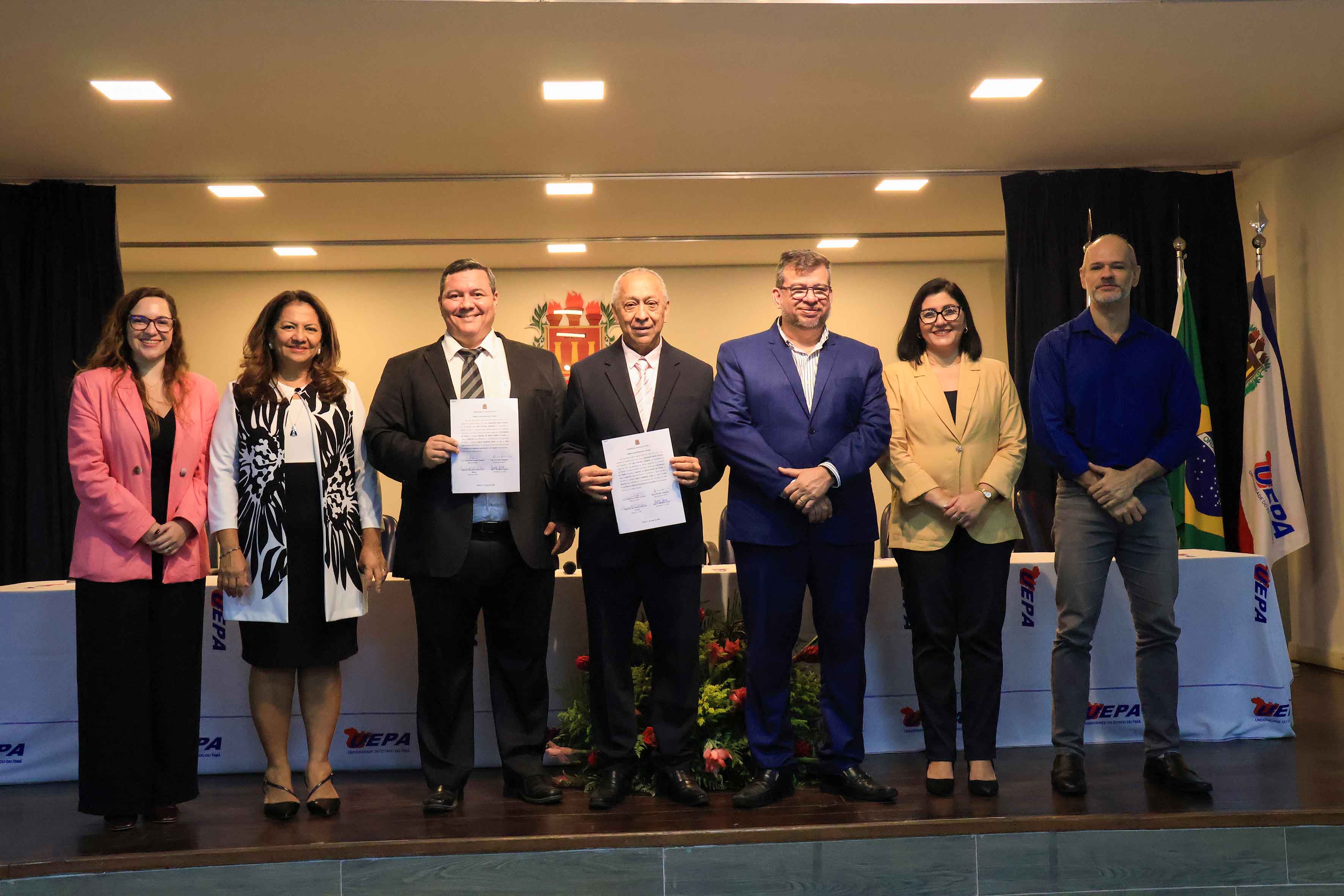 Cerimônia de recondução do diretor e posse do vice-diretor do Centro de Ciências Biológicas e da Saúde (CCBS), professores Emanuel Soares de Sousa e Smayk Sousa. Na foto, o vice reitor, Clay Chagas, a vice-reitora, Ilma Pastana e os pró-reitores com a nova direção. Foto: Sidney Oliveira/Ascom Uepa