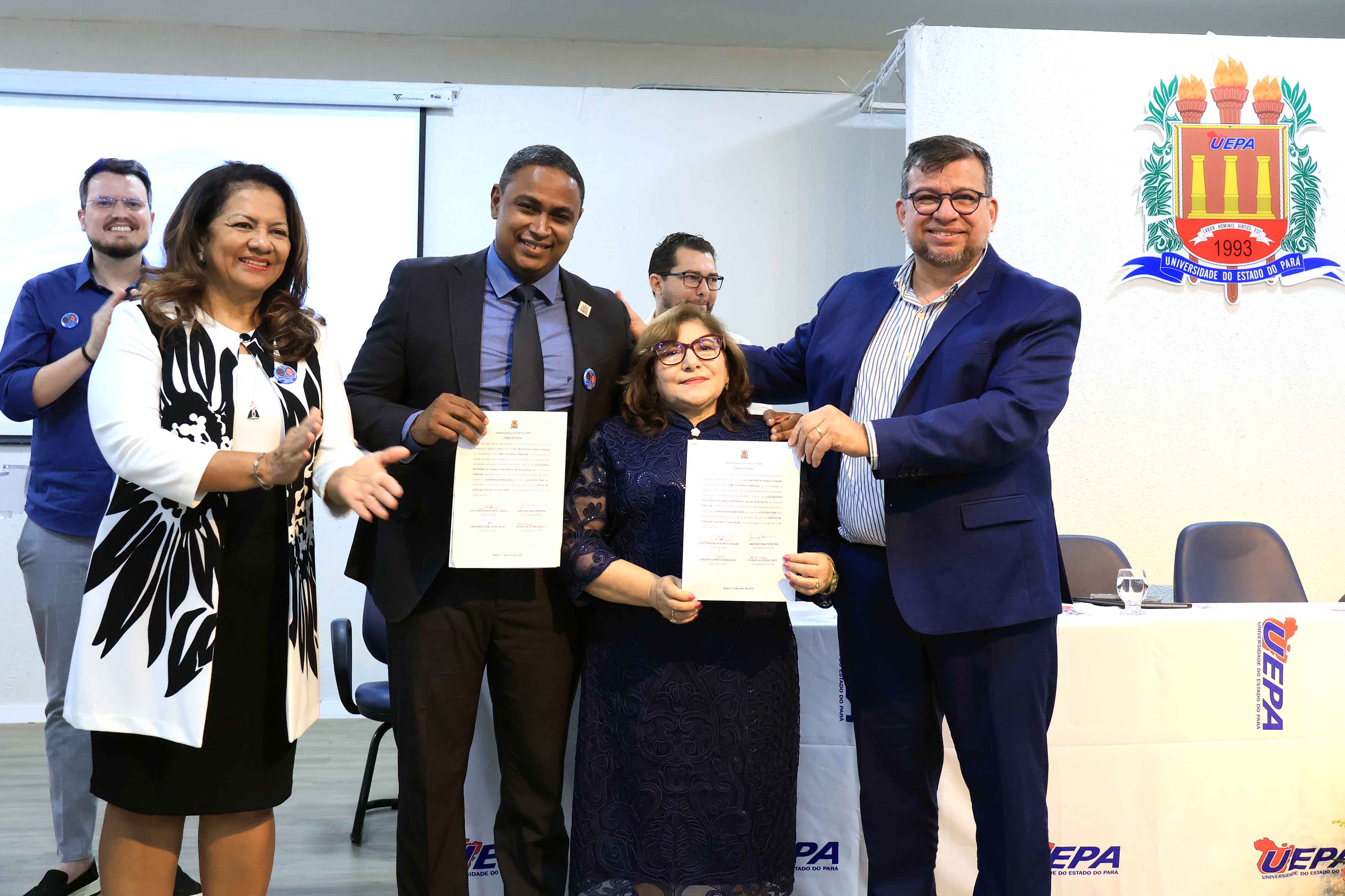 Foi realizada na manhã de hoje, a cerimônia de posse do professor Frederico  Bicalho e da professora Edina Fialho aos cargos de diretor e vice-diretora, respectivamente do Centro de Ciências Sociais e Educação (CCSE). Na foto, o reitor Clay Chagas e a vice-reitora, Ilma Pastana com os novos diretores do ccse. Foto: Sidney Oliveira/Ascom Uepa