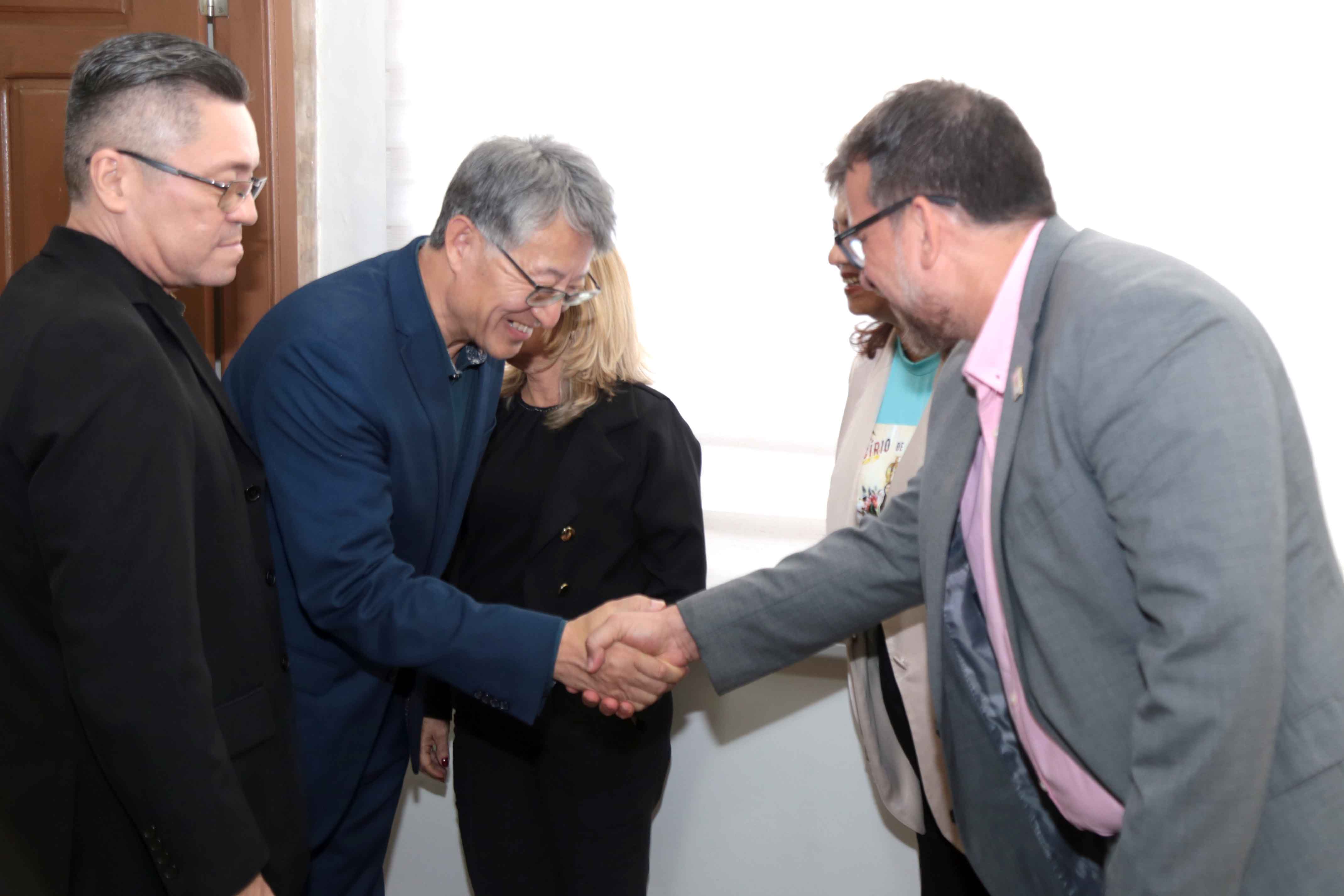 Reitor Clay Chagas, recebe o Conselheiro de educação da China no Brasil  - Foto -Sidney Oliveira /Ascom Uepa