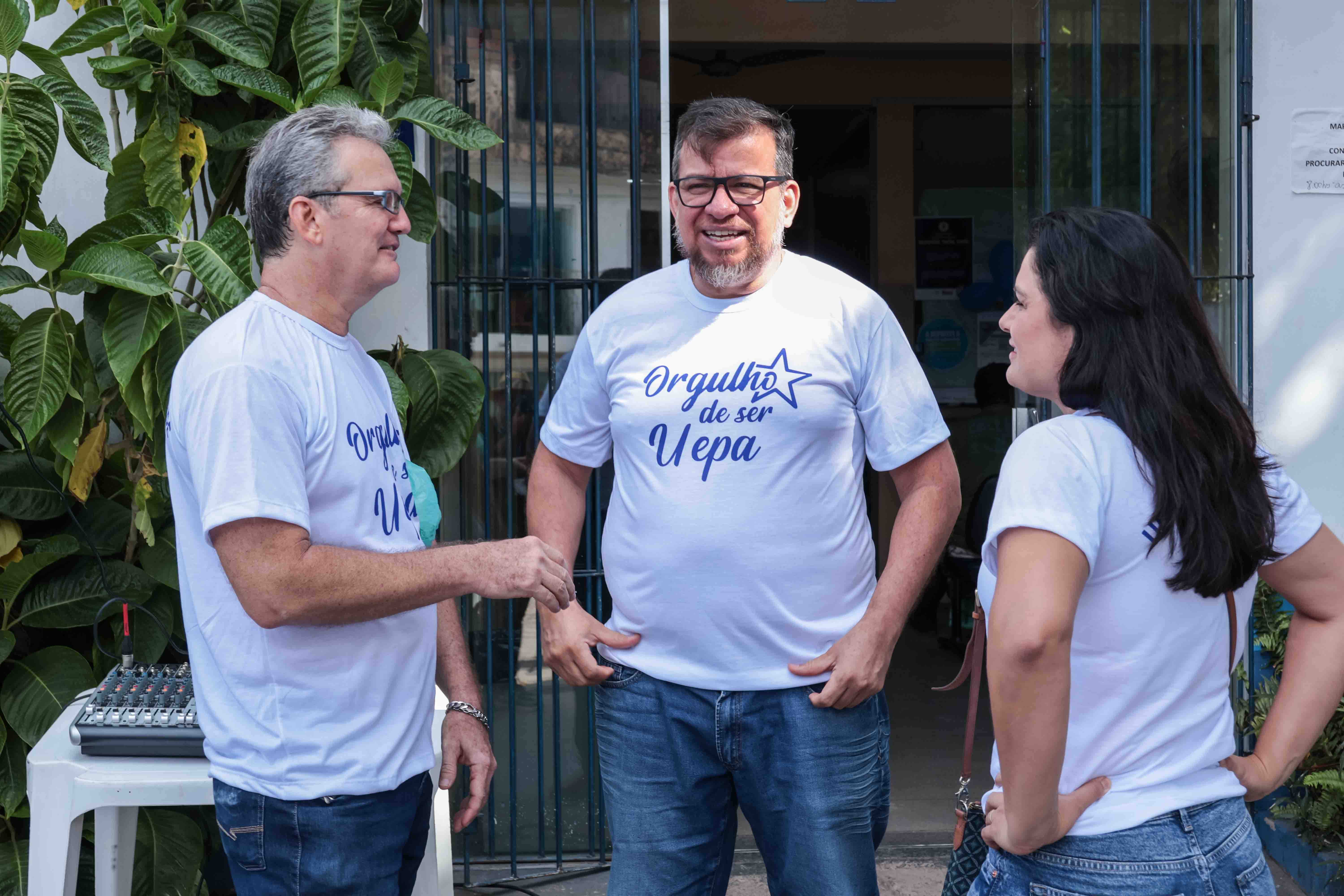 Alunos da Universidade do Estado do Pará (Uepa) participaram na quarta-feira, 20, de uma ação social na comunidade Vila da Barca, em Belém, oferecendo acesso a serviços nas áreas de saúde, educação e assistência social. A programação foi realizada das 8h às 13h, no Centro Comunitário da Vila da Barca.