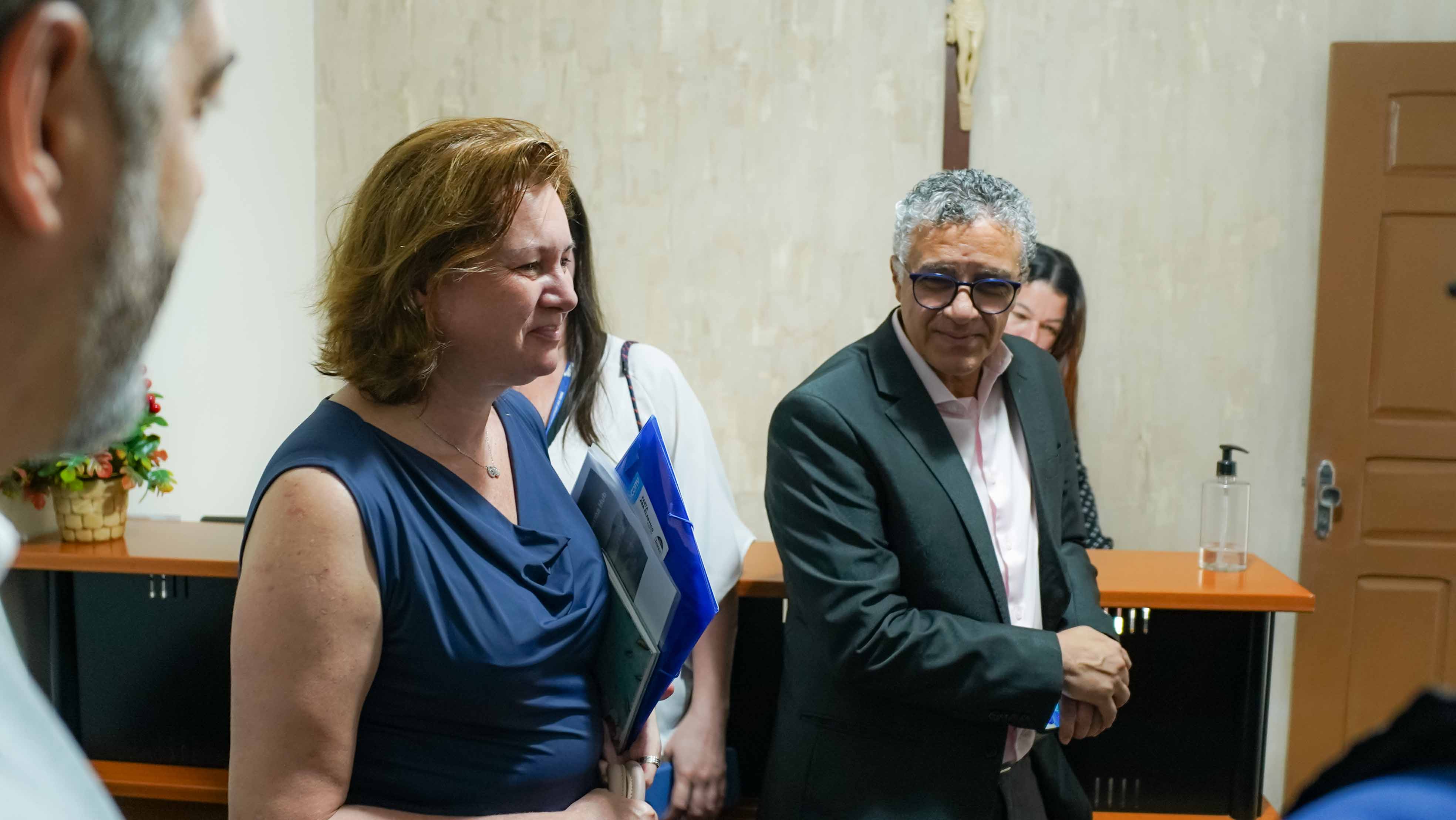 Visita da Embaixadora da República Theca