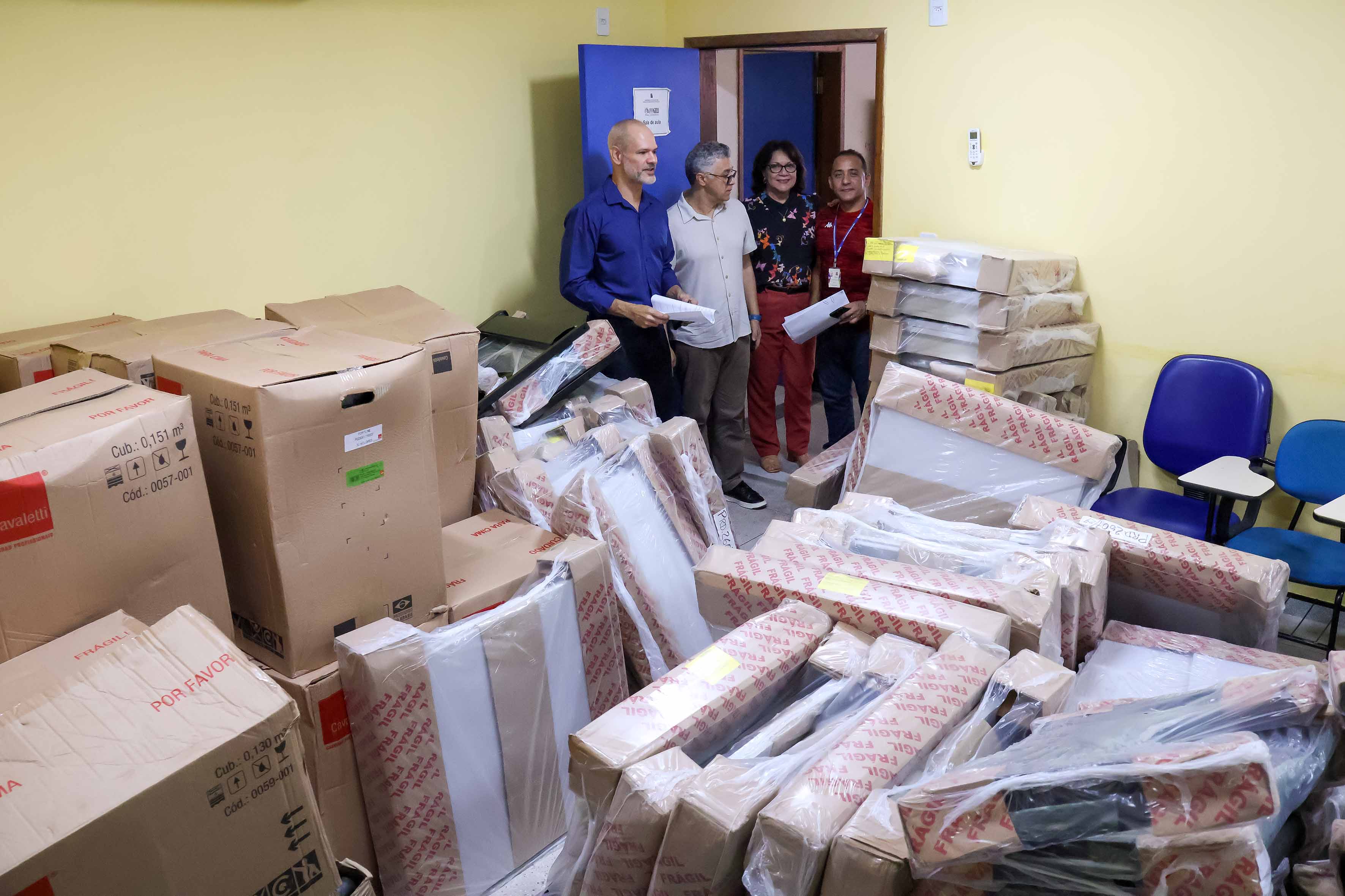 O reitor em exercício, Carlos Capela e o vice-reitor em exercício, Jofre Jacob entregam equipamentos ao Centro de Ciências Sociais e Educação (CCBS), na tarde desta sexta-feira, 11. Foto: Sidney Oliveira/Ascom Uepa.