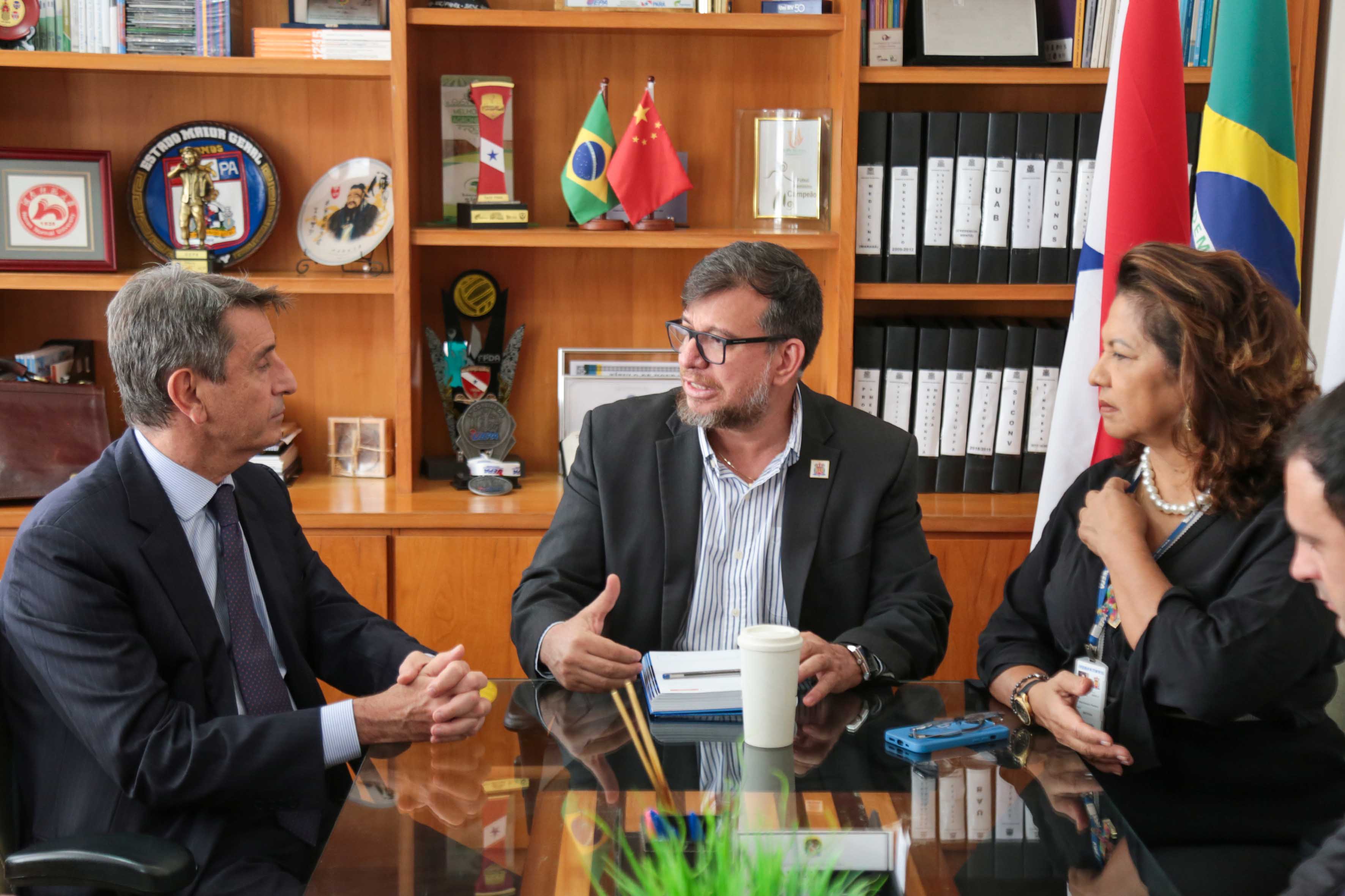 A reitoria da uepa, por meio do reitor Clay Chagas e a vice-reitora, Ilma Pastava, recebe a visita do Embaixador da Itália, Alessandro Cortese, Rosângela Maiorana (Vice-Cônsul Honorária da Itália no Pará) e Benedetto Reitano (Cônsul da Itália em Brasilia), na manhã desta sexta-feira (20). Foto: Sidney Oliveira/Ascom Uepa.