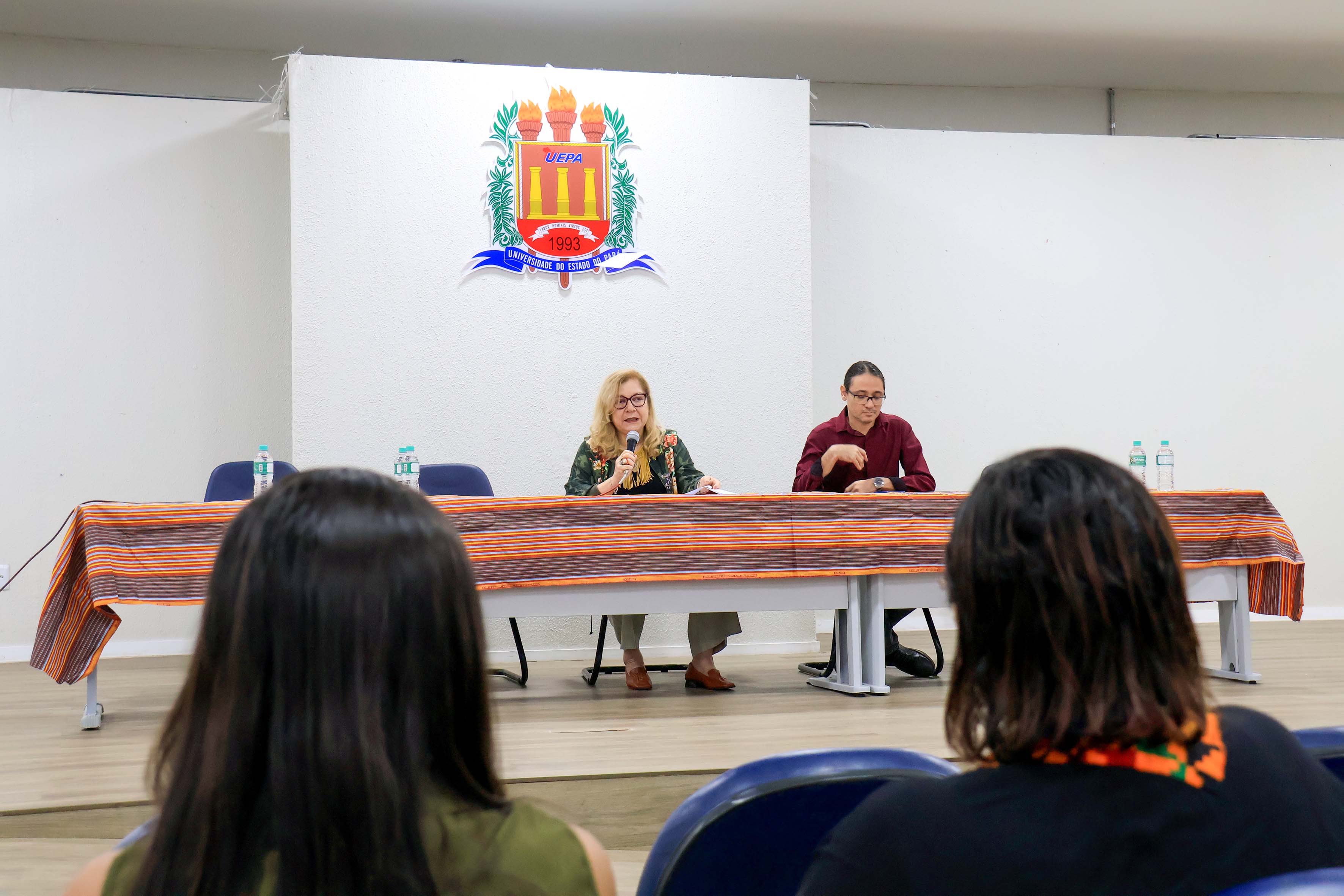 O V Seminário GENSEG acontece nesta sexta-feira, 16, das 8h às 18h, no auditório “Paulo Freire”, no Centro de Ciências Sociais e Educação (CCSE) da Universidade do Estado do Pará (UEPA). Na foto, a Coordenadora do Senseg, professora Dra Ana Lídia Nauar e o professor de antroplologia, Tiago Vaz. Foto: Sidney Oliveira.