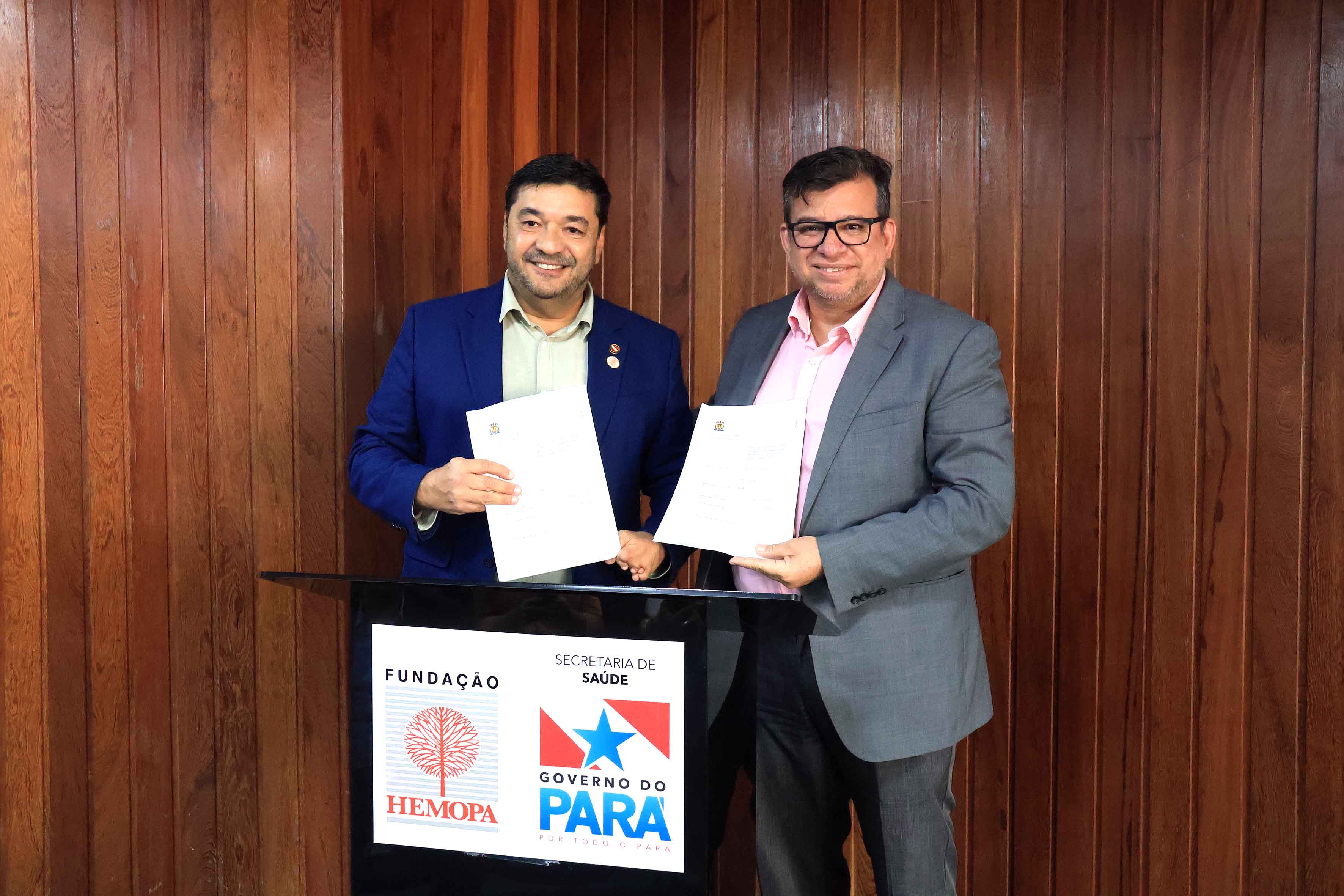 A imagem mostra o presidente do Hemopa e o reitor da Uepa no momento da assinatura do Termo de Cooperação Técnica entre as instituições 