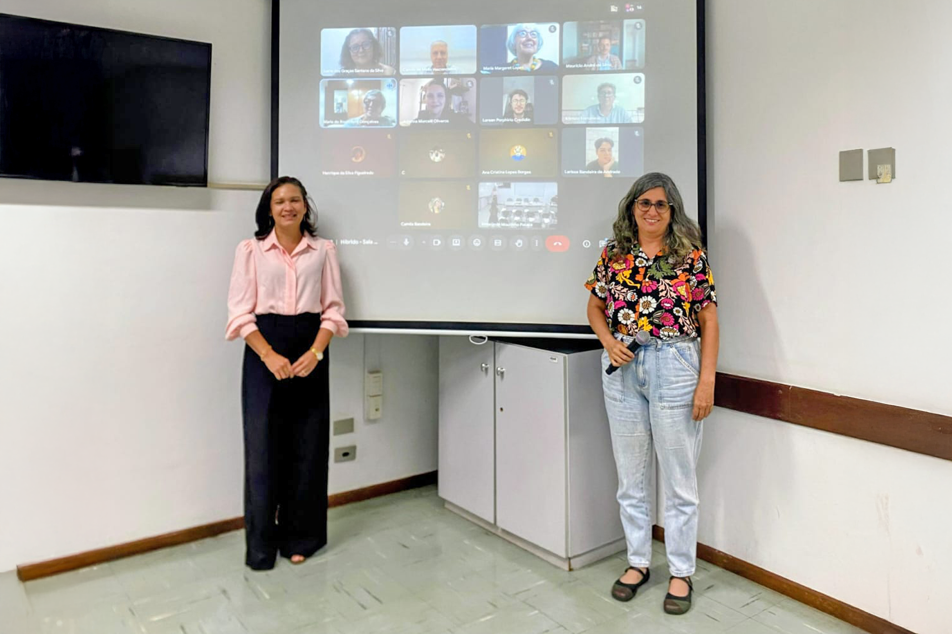 Dina Bandeira (à esquerda) e a professora Ermelinda Moutinho Pataca (à direita), durante a apresentação da tese de doutorado, defendida na Faculdade de Educação da Universidade de São Paulo (USP).