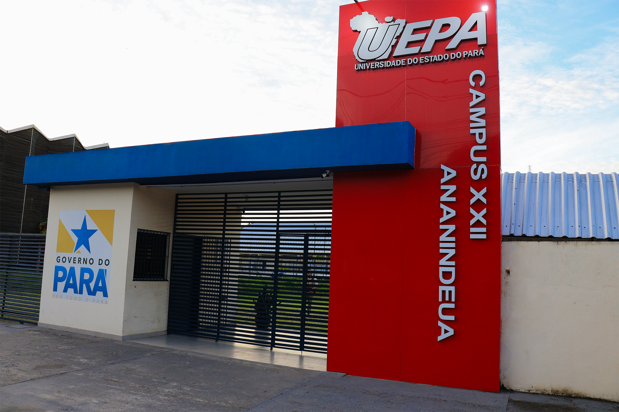   A fachada do Campus XXIII da Uepa, em Ananindeua, destaca-se pelo design moderno em azul e branco, com totem vermelho,
