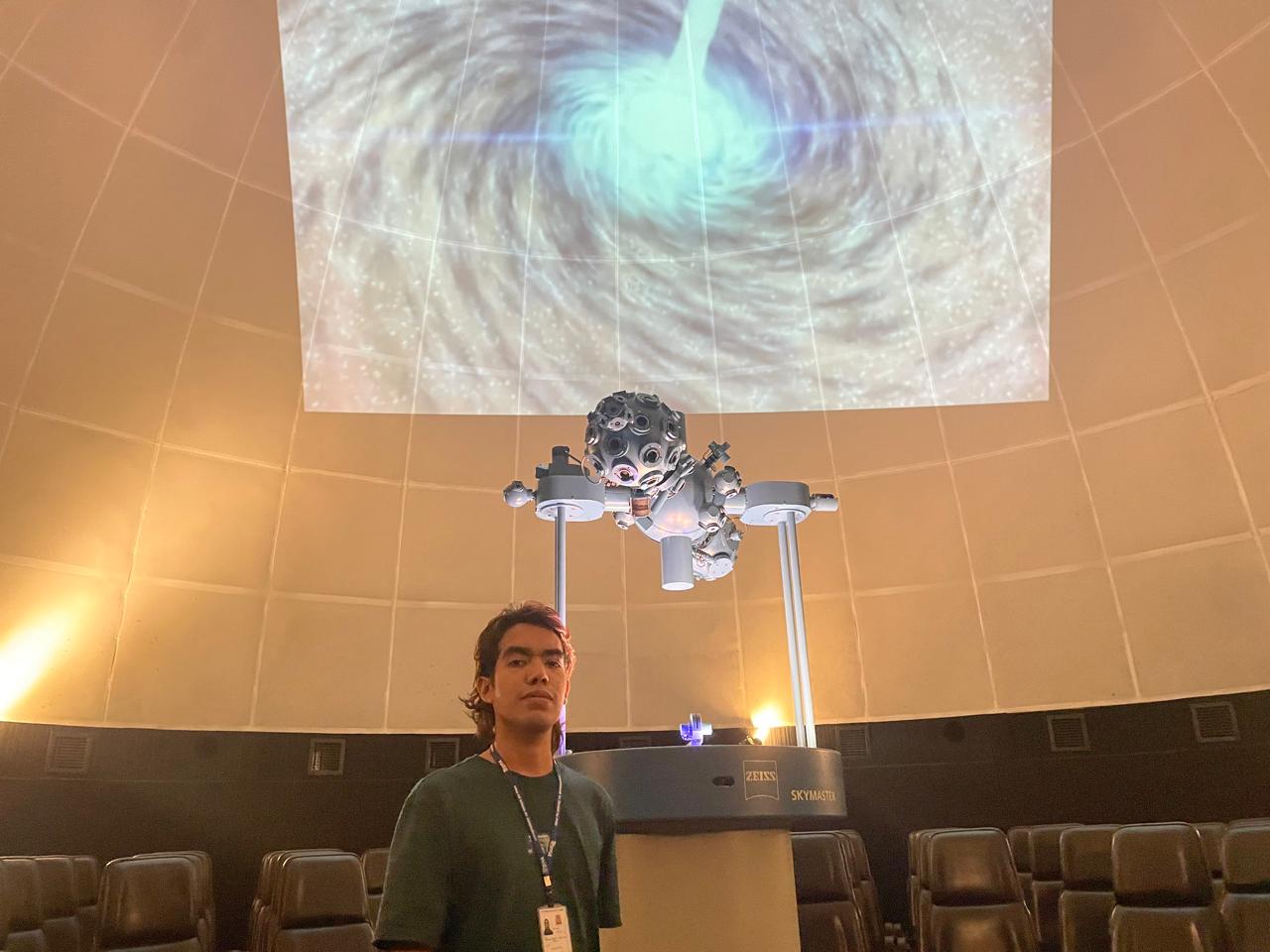Vinícius Souza, estagiário do Planetário, apaixonado por Astronomia.