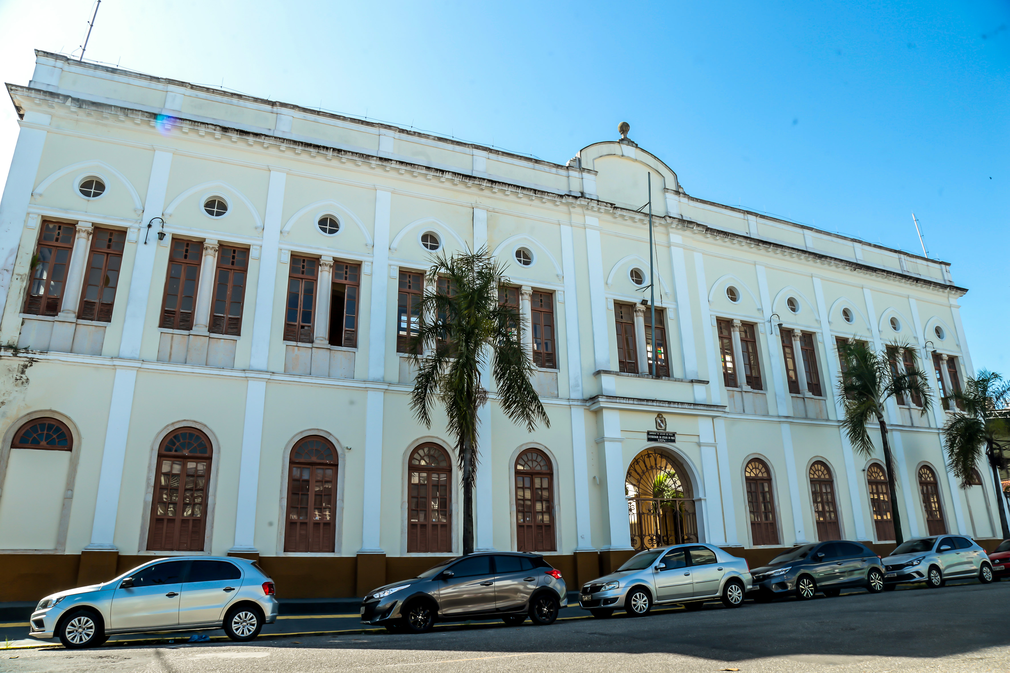 Foto externa do prédio da Reitoria da Universidade do Estado do Pará, em Belém. 