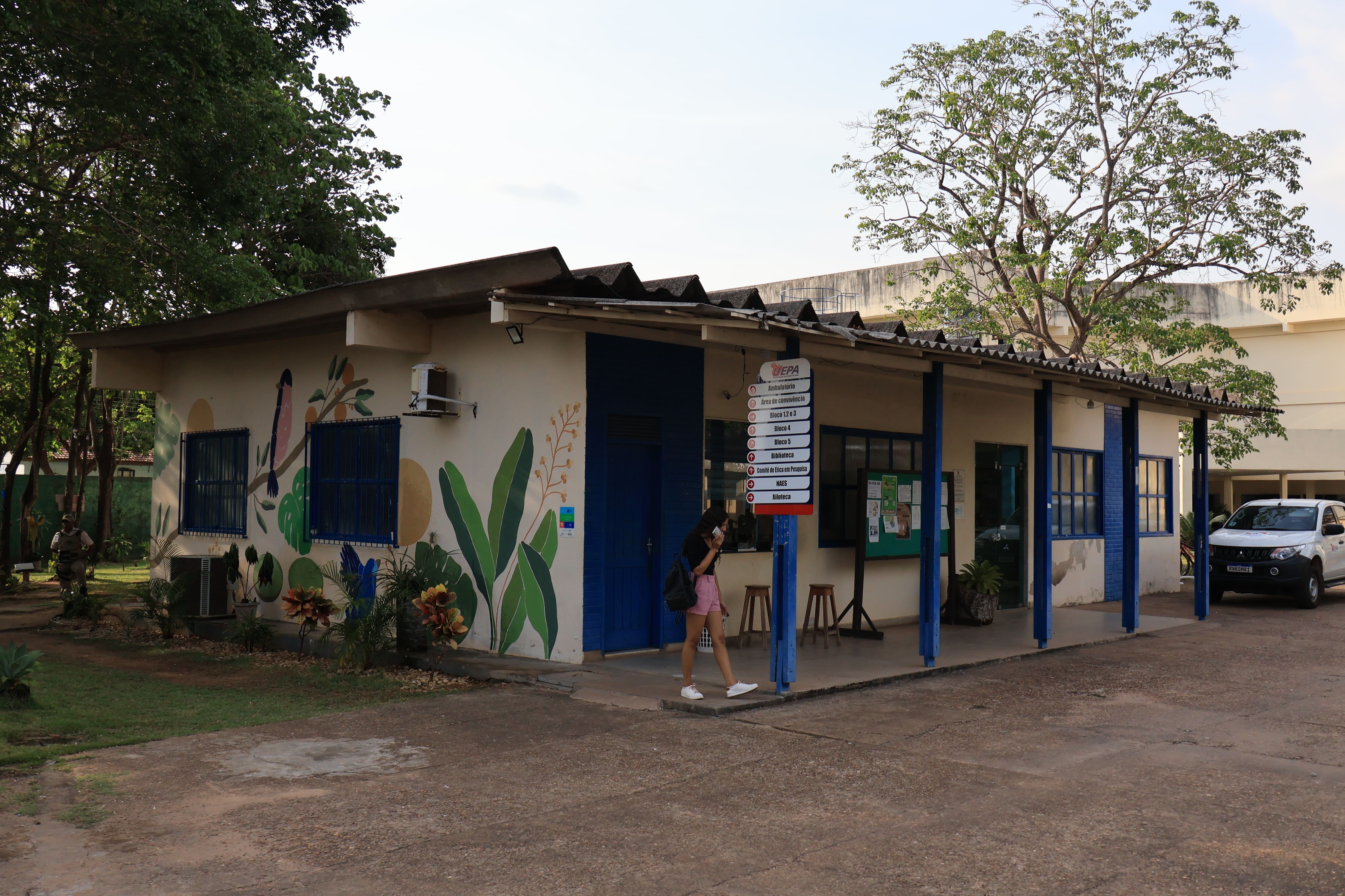 A imagem mostra uma edificação térrea localizada no campus da Universidade do Estado do Pará em Marabá. O prédio possui estrutura simples, com paredes claras, janelas com grades azuis e uma cobertura inclinada.