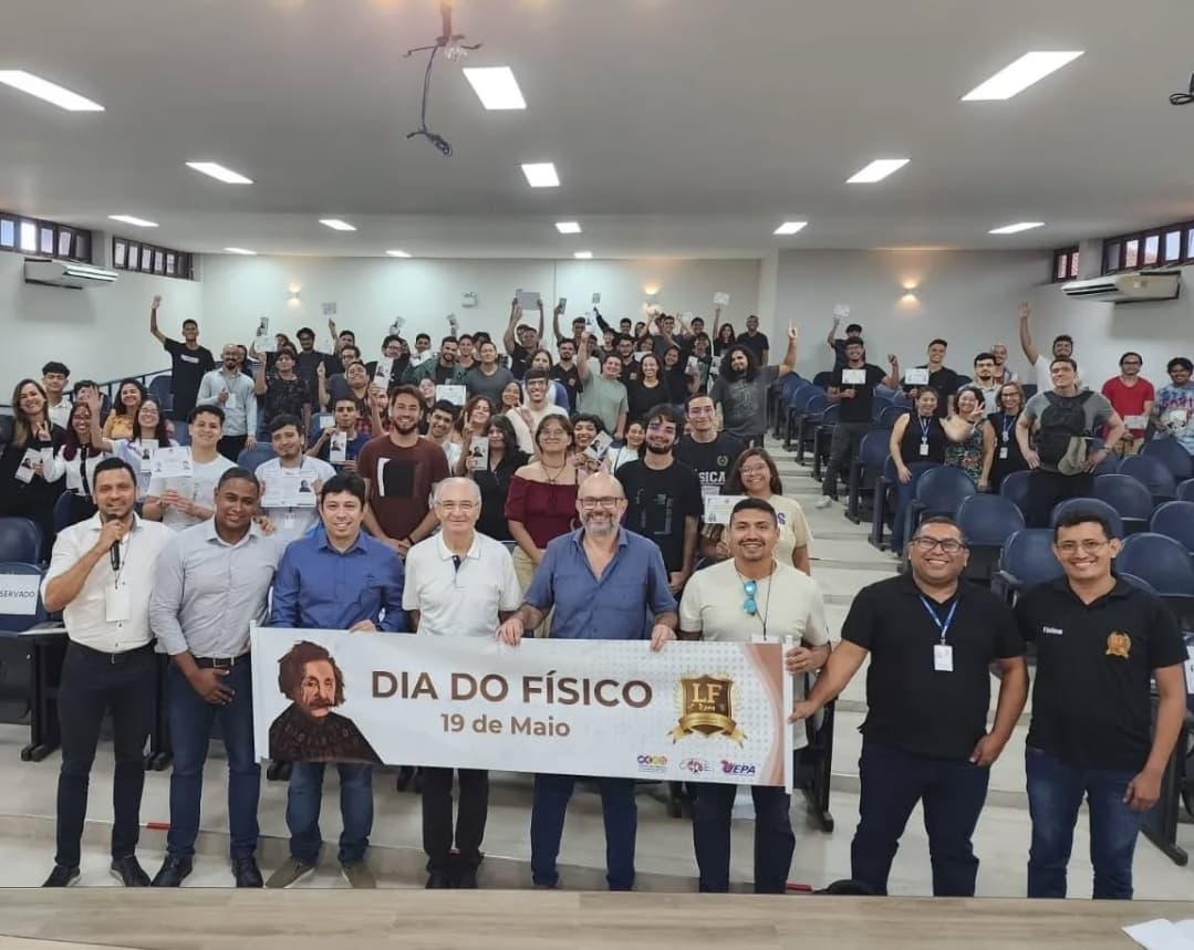 Docentes e discentes durante programação alusiva ao Dia do Físico, realizada no CCSE em 2024.