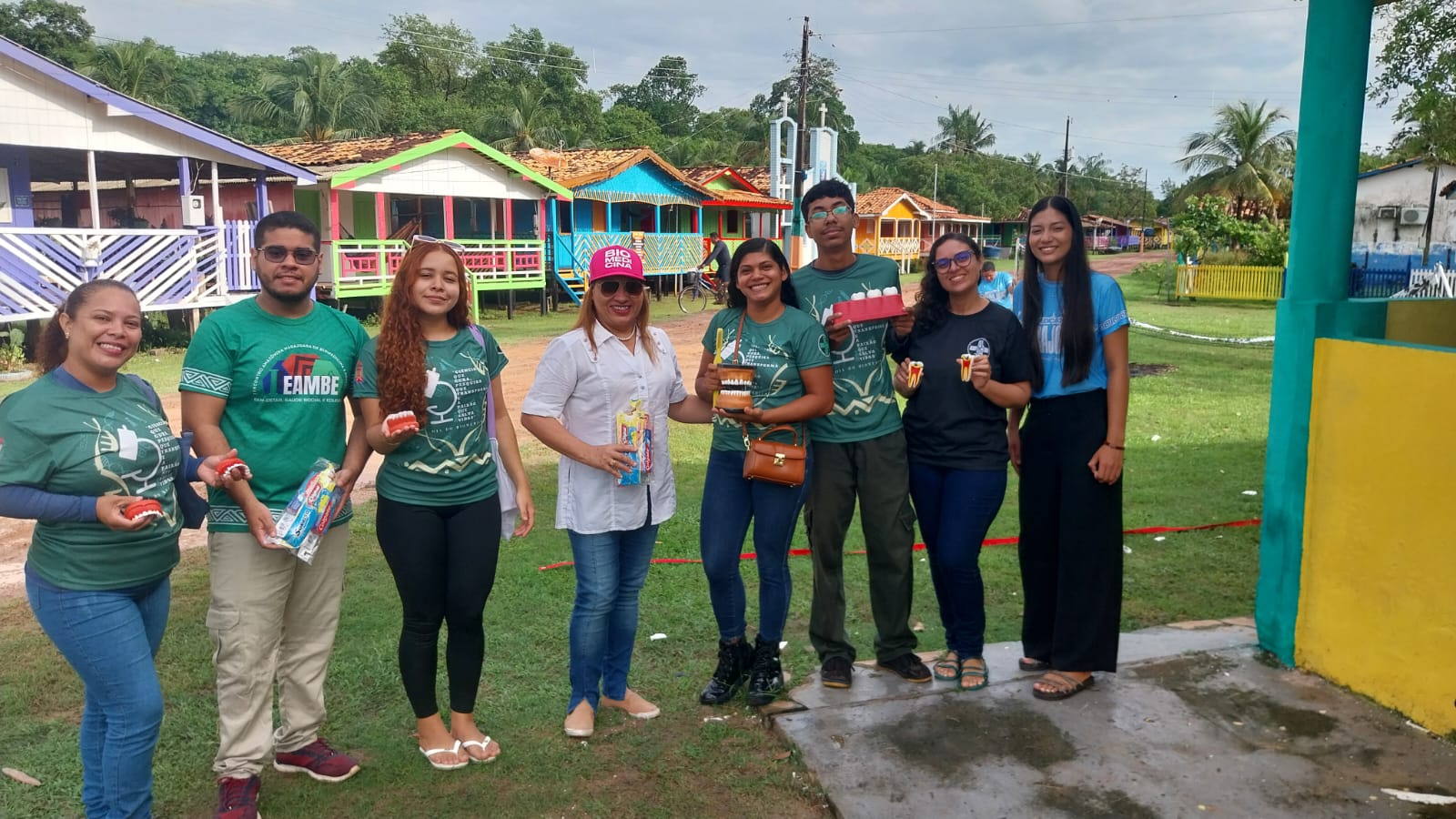 Estudantes e professora participam de ação de saúde em comunidade ribeirinha