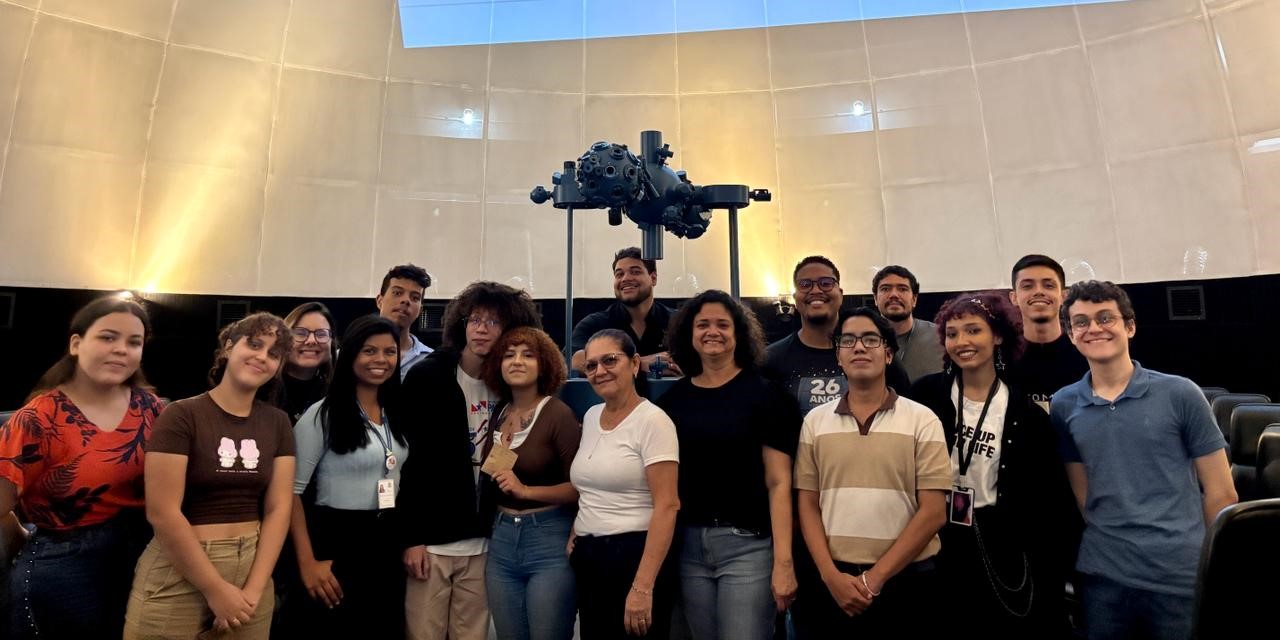 A imagem mostra um grupo de estagiários e servidores do CCPPA no momento de encerramento do Seminário de Socialização dos Relatórios de Atividades.