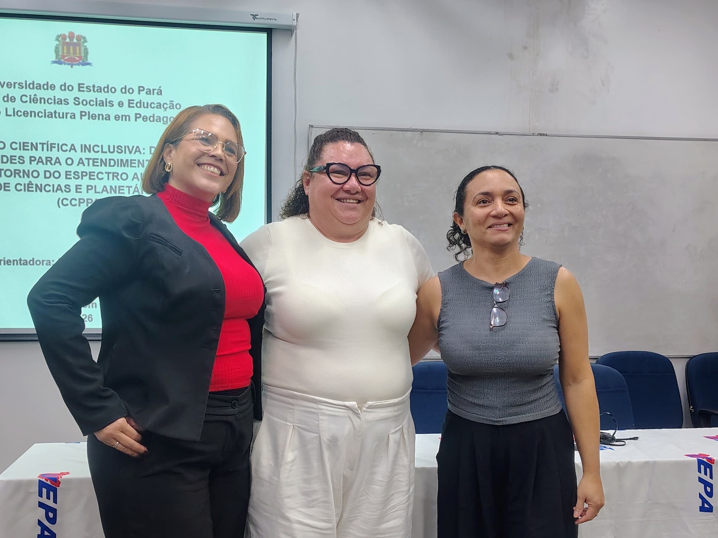A imagem mostra Camila Barros, ao lado da orientadora do trabalho, Jacirene Vasconcelos de Albuquerque, e da coautora da pesquisa, Fabíola Coelho Silva.