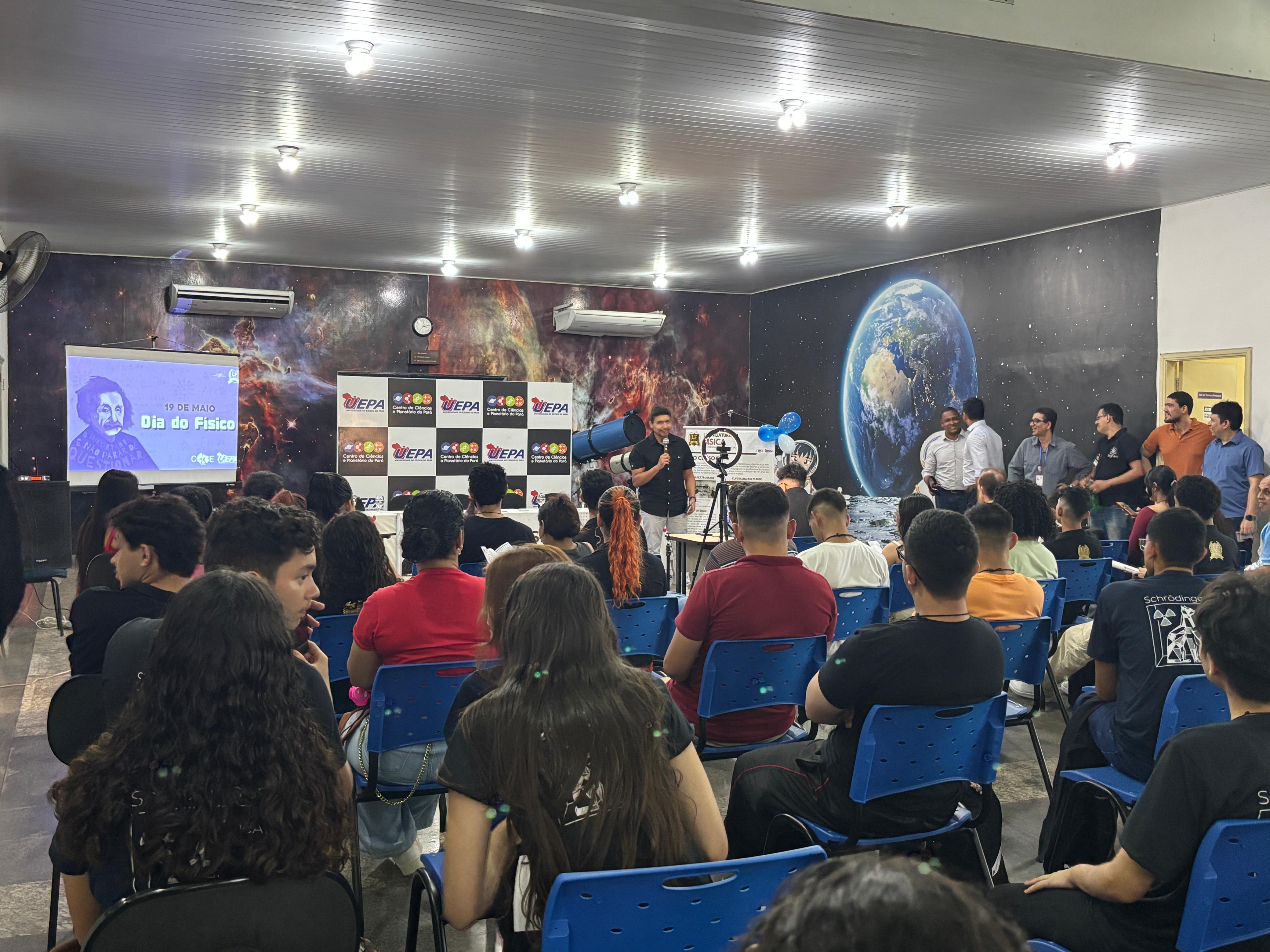 A imagem mostra o hall do CCPPA, reunindo estudantes, professores e participantes durante o evento alusivo ao Dia do Físico, ocorrido em 2025.