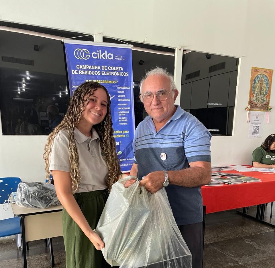 A imagem mostra um servidor do Planetário participando da campanha de coleta de resíduos eletrônicos.