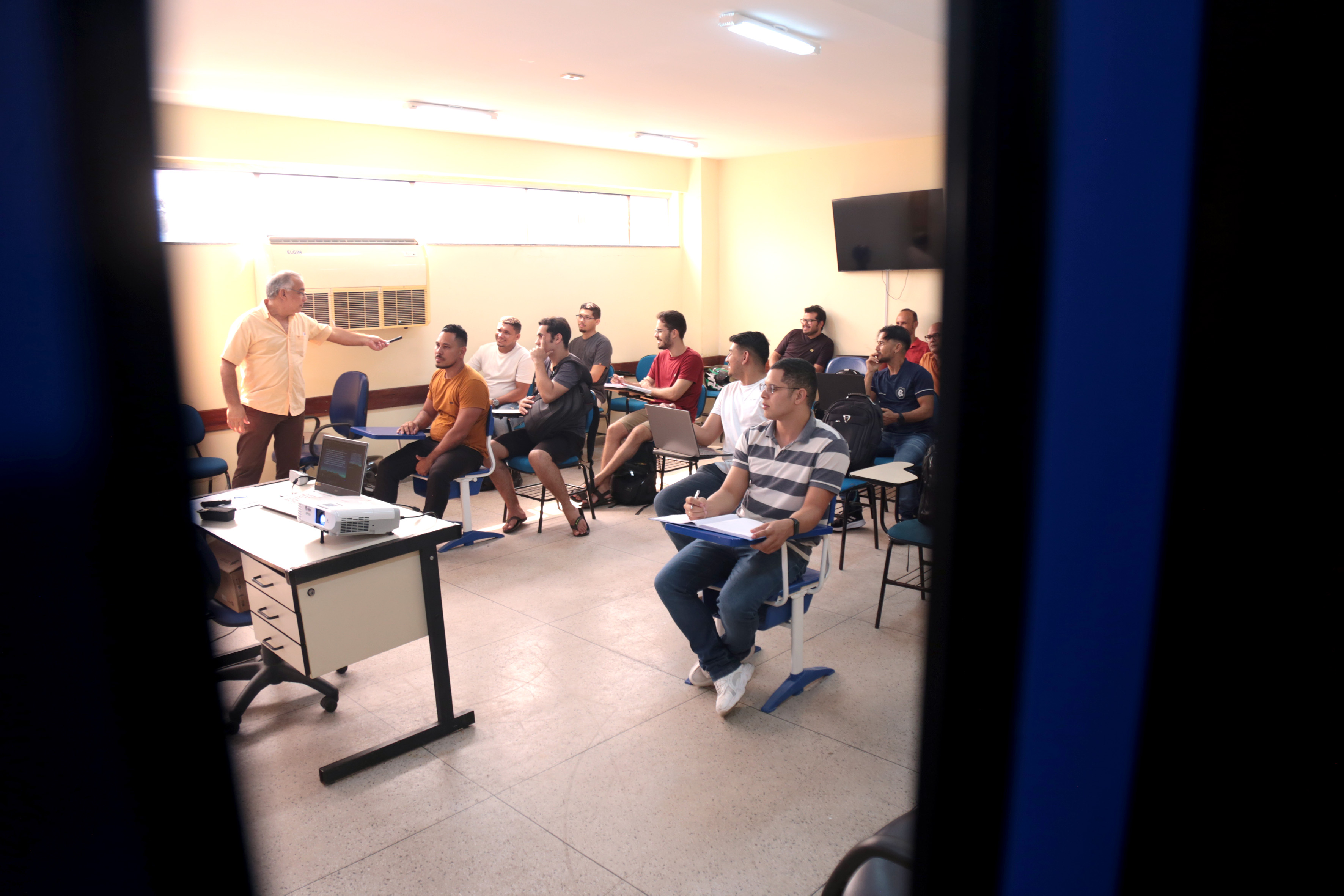 Imagem mostra uma sala de aula