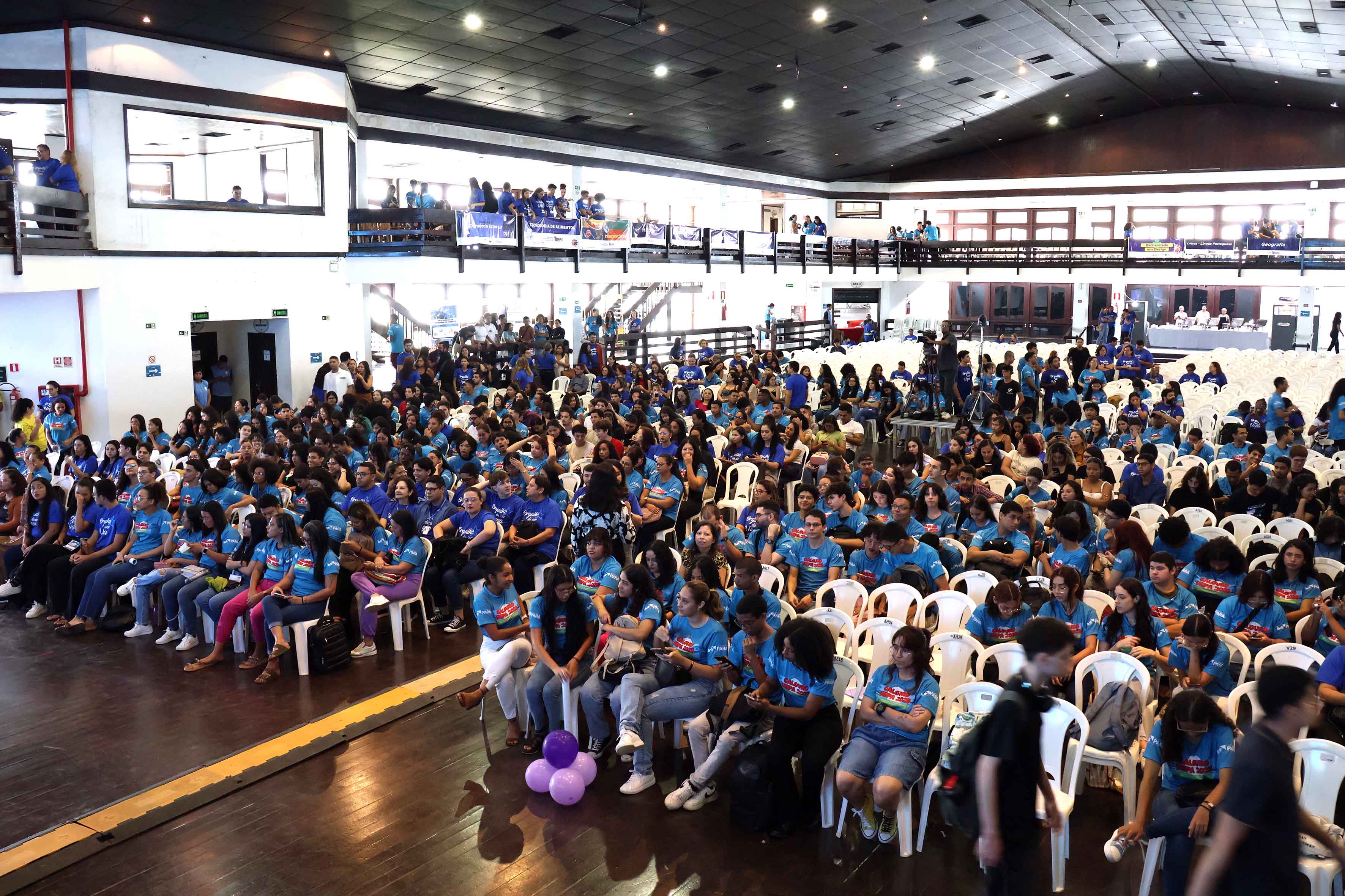 Alunos participam de aula magna