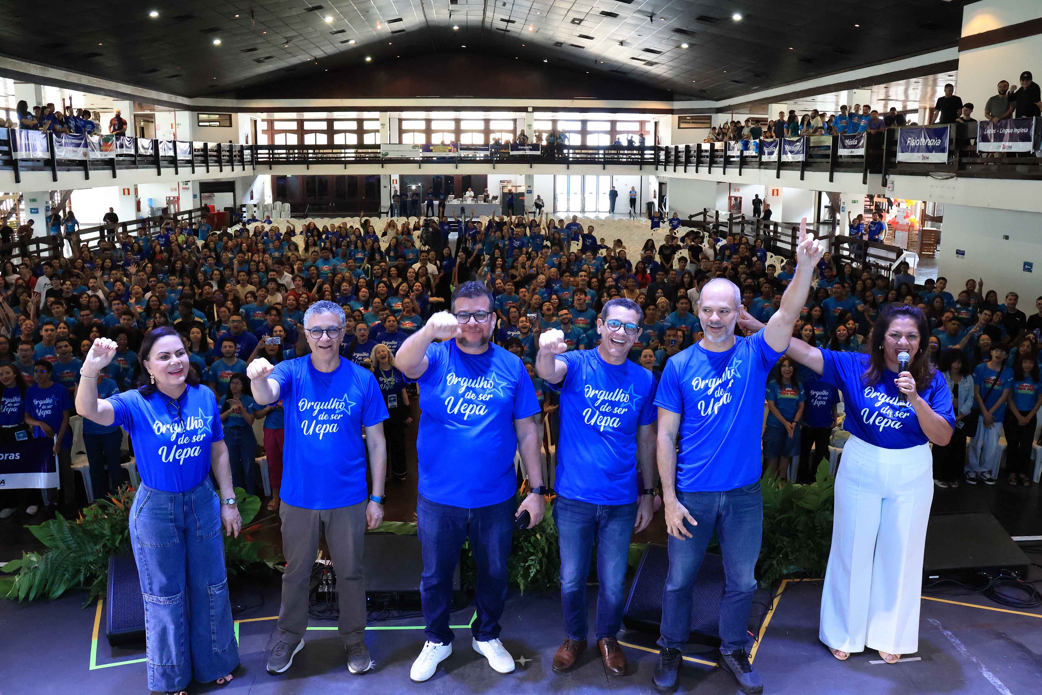 Gestão superior da Uepa com alunos em aula magna 