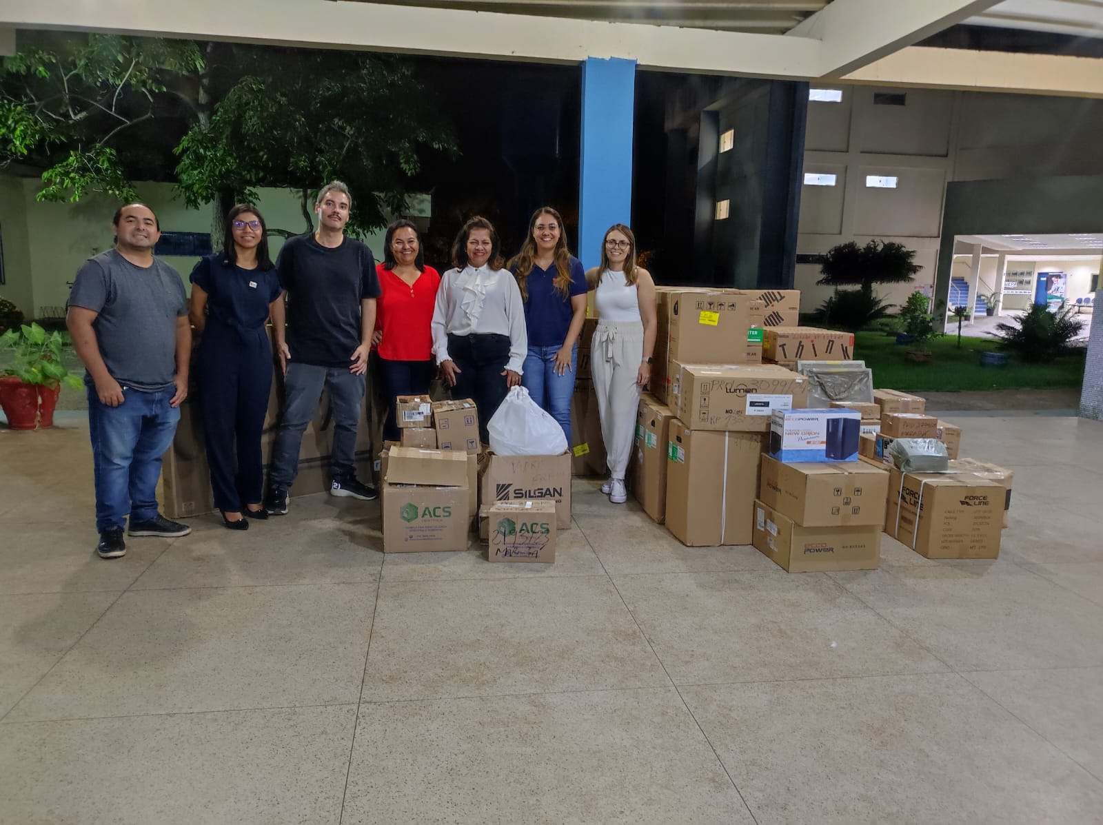 Em Marabá, no Campus VII, a professora Ilma Pastana realizou a entrega de materiais