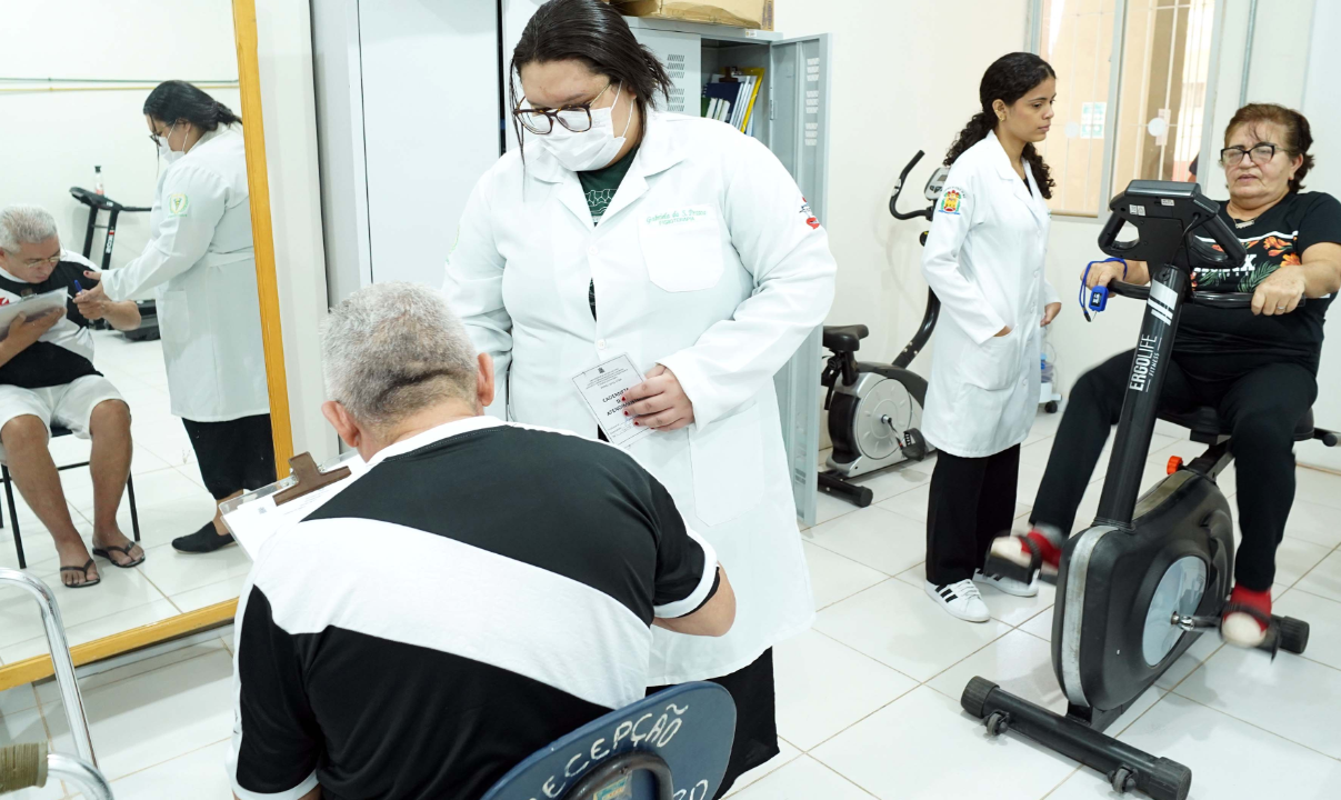 A imagem mostra a realização de atividades de fisioterapia e orientação dos profissionais 