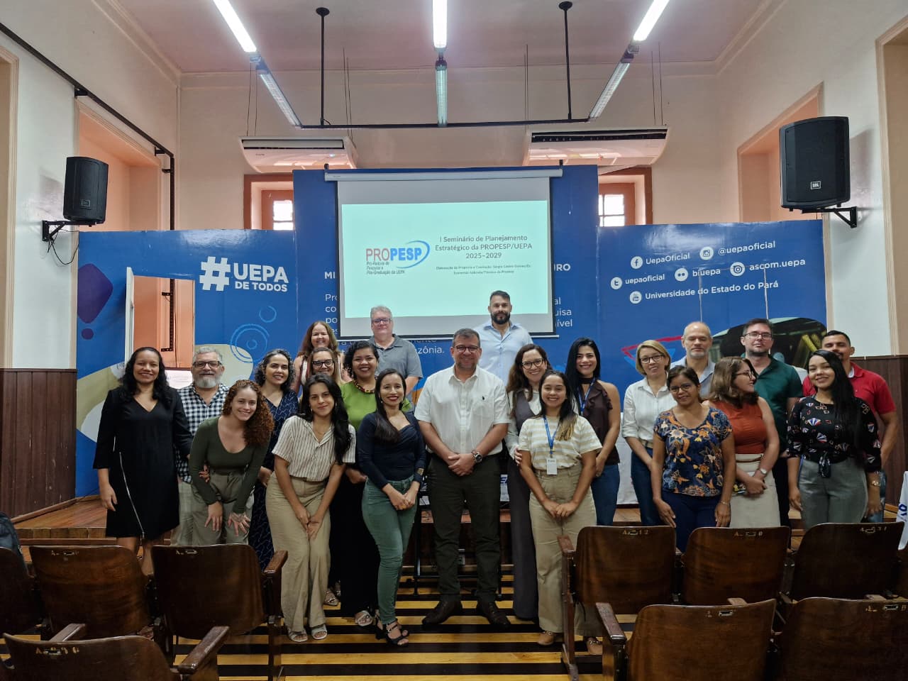 A imagem mostra um grupo de pessoas reunidas em um auditório, posando para uma foto institucional ao final de um evento. Ao fundo, há um telão com a identificação do I Seminário de Planejamento Estratégico da Propesp/Uepa (2025–2029)