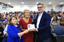 Homenagens marcaram a comemoração dos 40 anos do curso de Pedagogia  da Universidade Estadual do Pará, na noite de ontem, terça - feira, 10, no auditório Paulo Freire do CCSE. Foto : Sidney Oliveira/Ascom Uepa. 