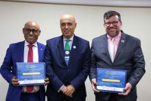 A Universidade do Estado do Pará (Uepa) participou da 21ª edição do Americas Competitiveness Exchange (ACE), que ocorreu no dia 27 de agosto, no Auditório da Universidade Federal do Pará (Ufpa), um painel com apresentação de projetos e iniciativas da UEPA em inovação, preservação ambiental e sustentabilidade. Na foto, Gilmar Pereira, reitor de Ufpa,  Clay Chagas, reitor da Uepa e o Embaixador Unaldo Vieira, coordenador de Relações Internacionais do Pará em Brasília. Foto: Paula Hoyos/Ascom Uepa.