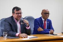 A Universidade do Estado do Pará (Uepa) participou da 21ª edição do Americas Competitiveness Exchange (ACE), que ocorreu no dia 27 de agosto, no Auditório da Universidade Federal do Pará (Ufpa), um painel com apresentação de projetos e iniciativas da UEPA em inovação, preservação ambiental e sustentabilidade. Na foto, Clay Chagas, reitor da Uepa e Gilmar Pereira, reitor de Ufpa. Foto: Paula Hoyos/Ascom Uepa.