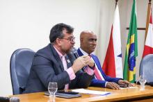 A Universidade do Estado do Pará (Uepa) participou da 21ª edição do Americas Competitiveness Exchange (ACE), que ocorreu no dia 27 de agosto, no Auditório da Universidade Federal do Pará (Ufpa), um painel com apresentação de projetos e iniciativas da UEPA em inovação, preservação ambiental e sustentabilidade. Na foto, Clay Chagas, reitor da Uepa e Gilmar Pereira, reitor de Ufpa. Foto: Paula Hoyos/Ascom Uepa.