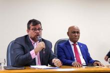 A Universidade do Estado do Pará (Uepa) participou da 21ª edição do Americas Competitiveness Exchange (ACE), que ocorreu no dia 27 de agosto, no Auditório da Universidade Federal do Pará (Ufpa), um painel com apresentação de projetos e iniciativas da UEPA em inovação, preservação ambiental e sustentabilidade. Na foto, Clay Chagas, reitor da Uepa e Gilmar Pereira, reitor de Ufpa. Foto: Paula Hoyos/Ascom Uepa.