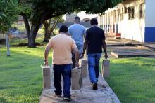 A Vice-reitora Ilma Pastana e o Pró-reitor Carlos Capela entregam equipamentos no Campus X de Igarapé-açu. Fotos: Sidney Oliveira.